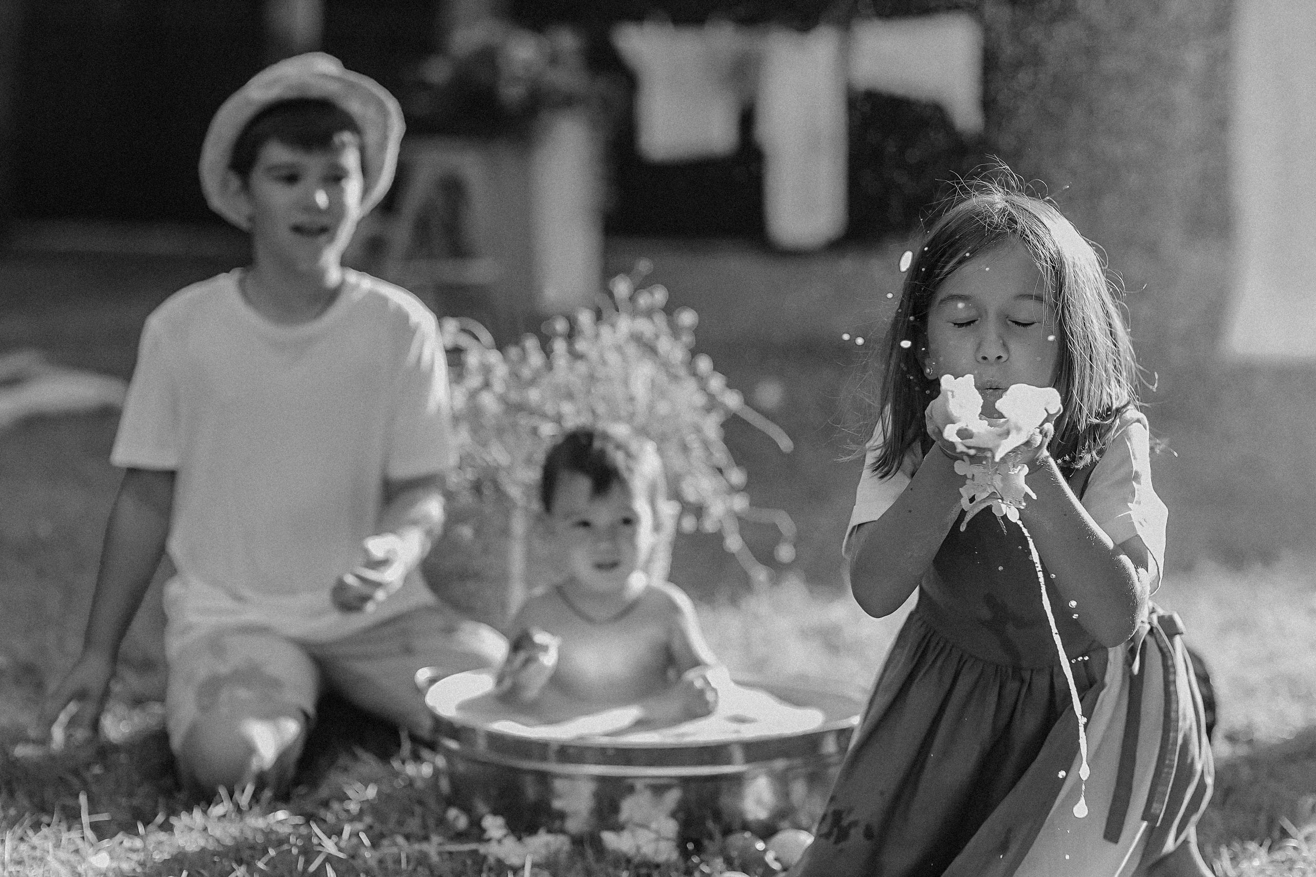 Стирка у дома. Семейный фотограф Тюмень, фотограф на роды Салмина Мария