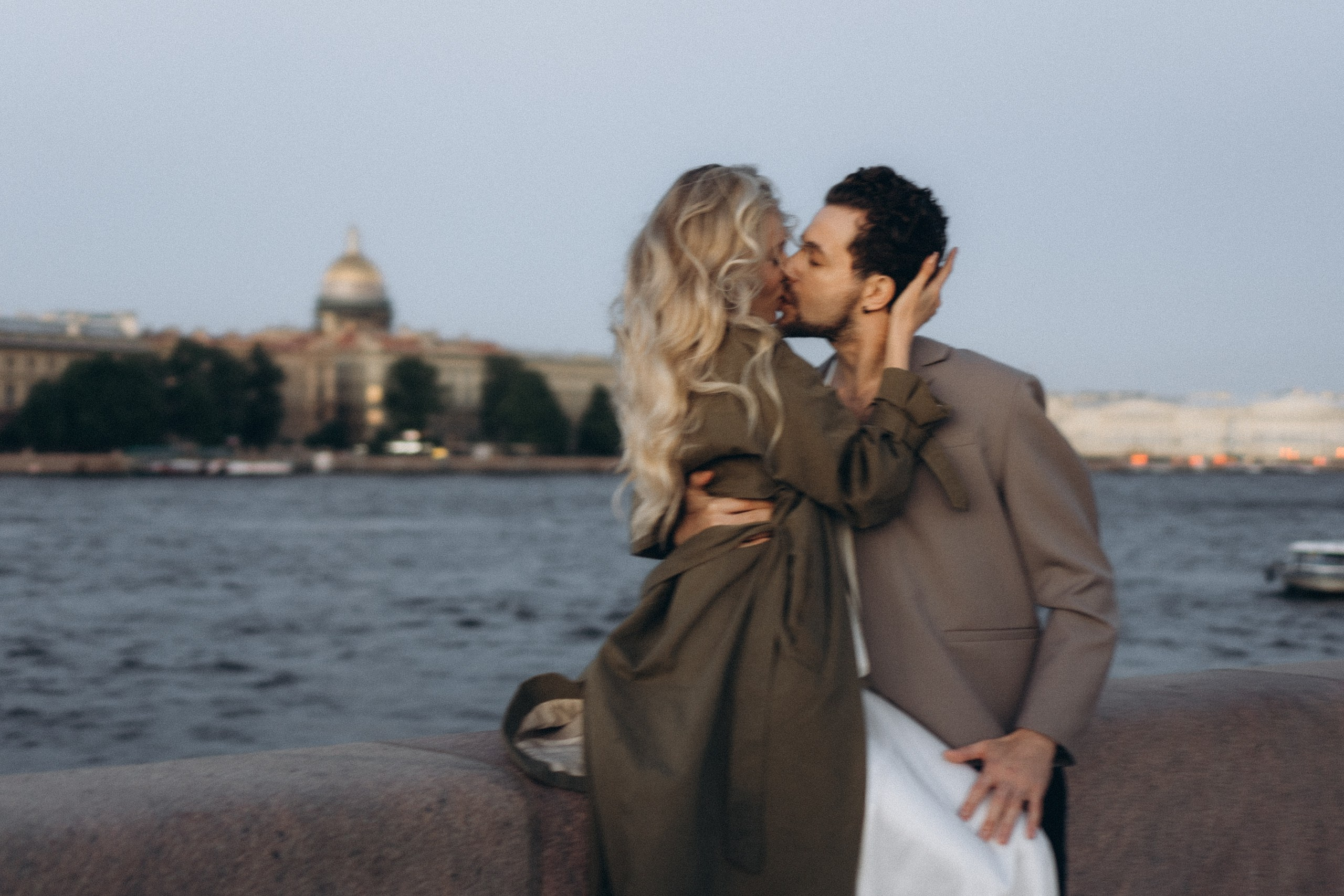 СВАДЕБНАЯ СЬЕМКА ПАРЫ НА РАССВЕТЕ В БЕЛЫЕ НОЧИ И ПРОГУЛКА С РАЗВОДНЫМИ МОСТАМИ И ПИКНИК ВОЗЛЕ ИСАКИЕВСКОГО СОБОРА. Профессиональный фотограф, Санкт-Петербург — Виктория Богомолова