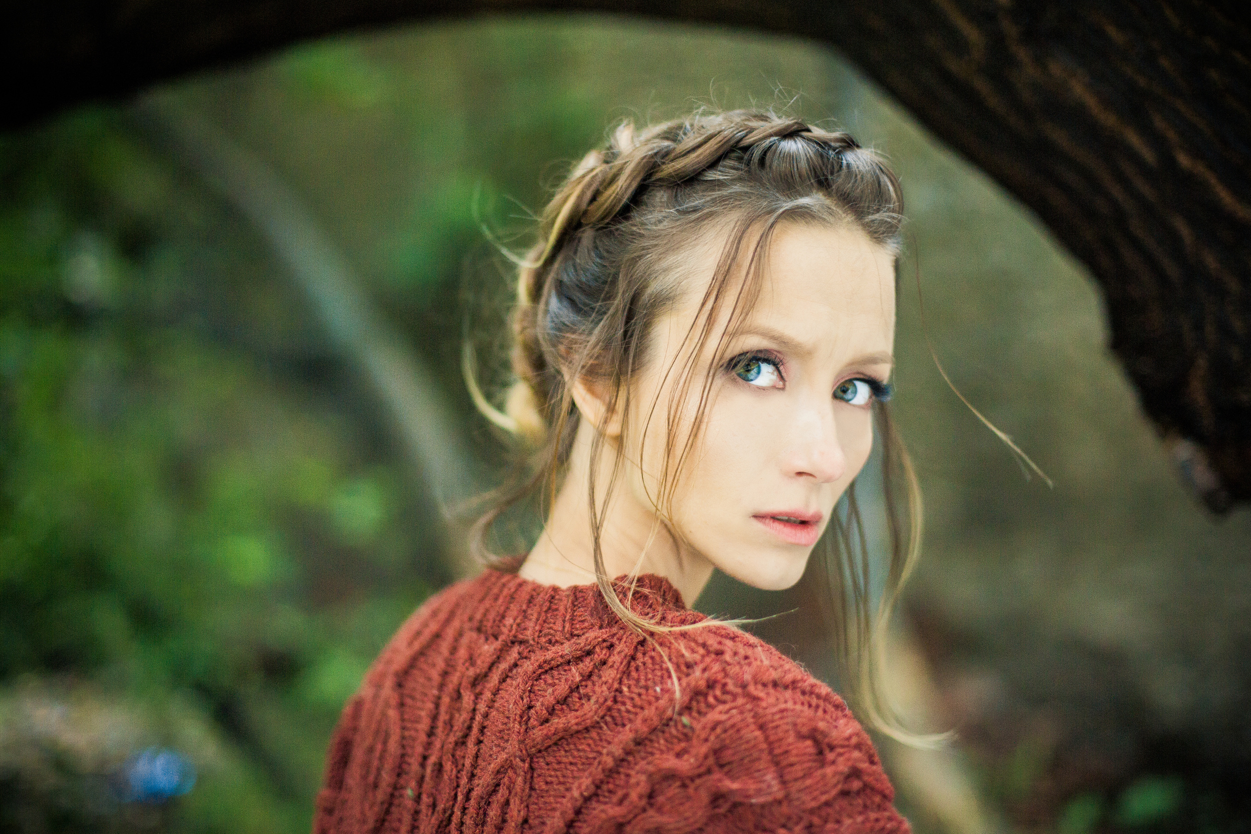 зеленоглазая актриса театра выразительно обернулась и смотрит в камеру