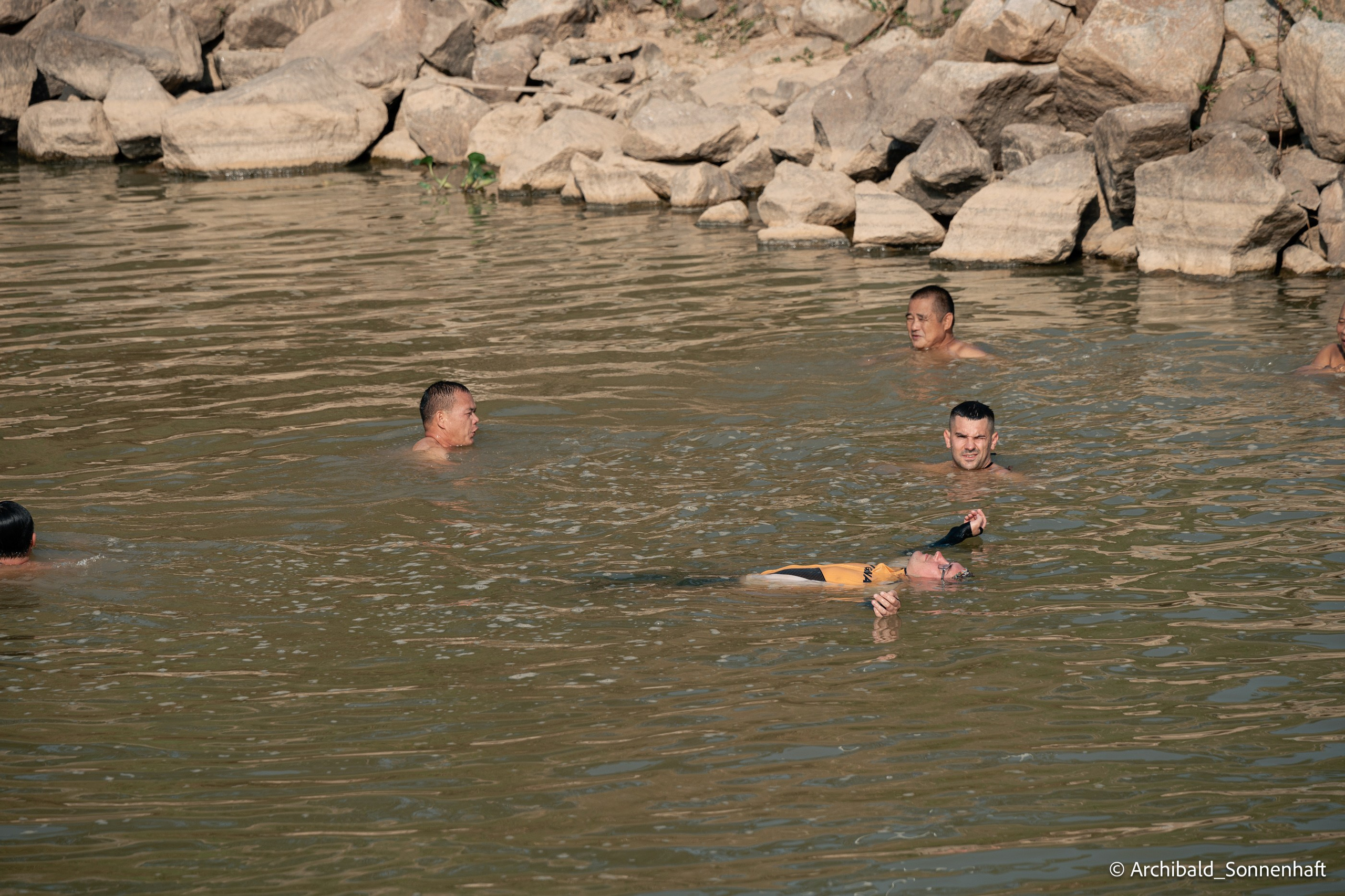 Weekend kayaking trip. Photographer in Guangzhou, China. Archibald Sonnenhaft