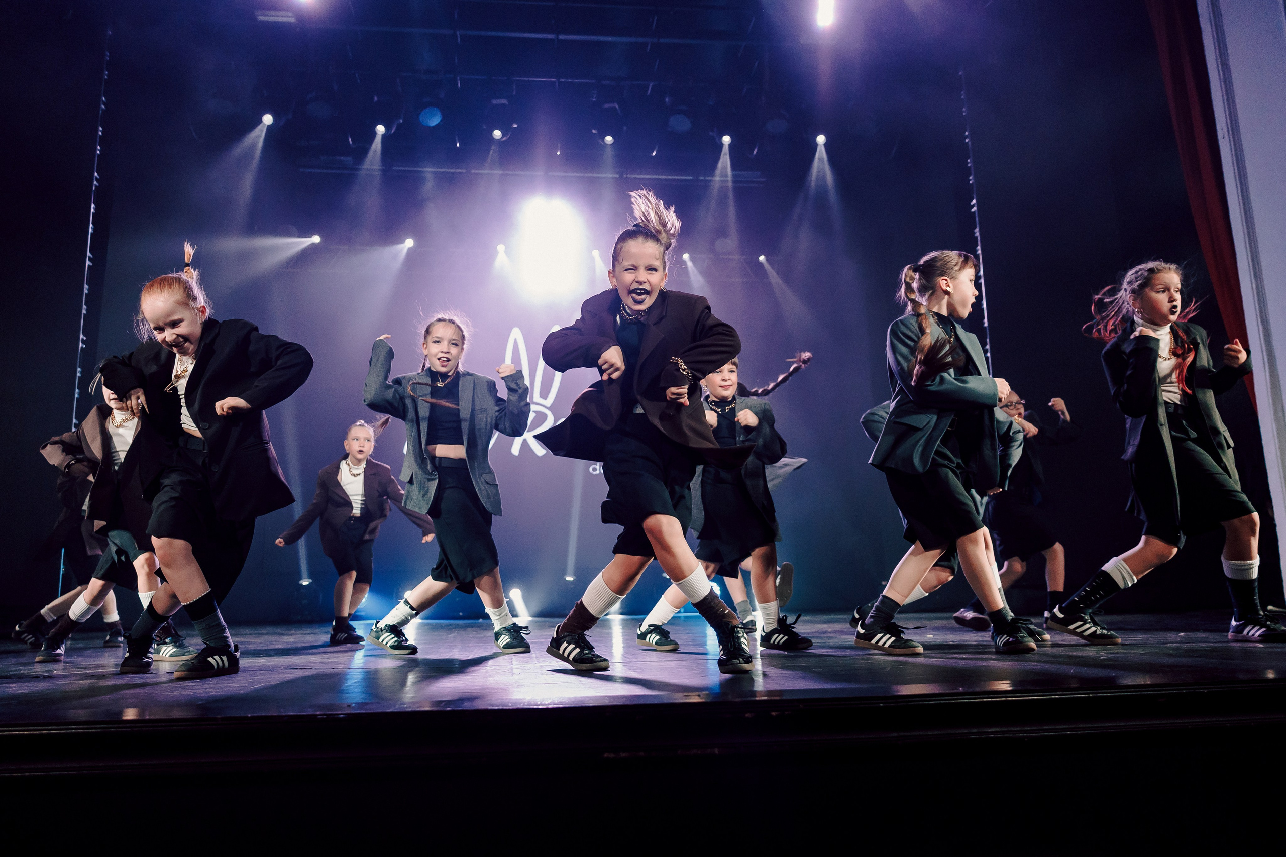 Отчётный концерт танцевальной школы «Red Rabbits» 2025. Лёшка Варзегов — фотограф