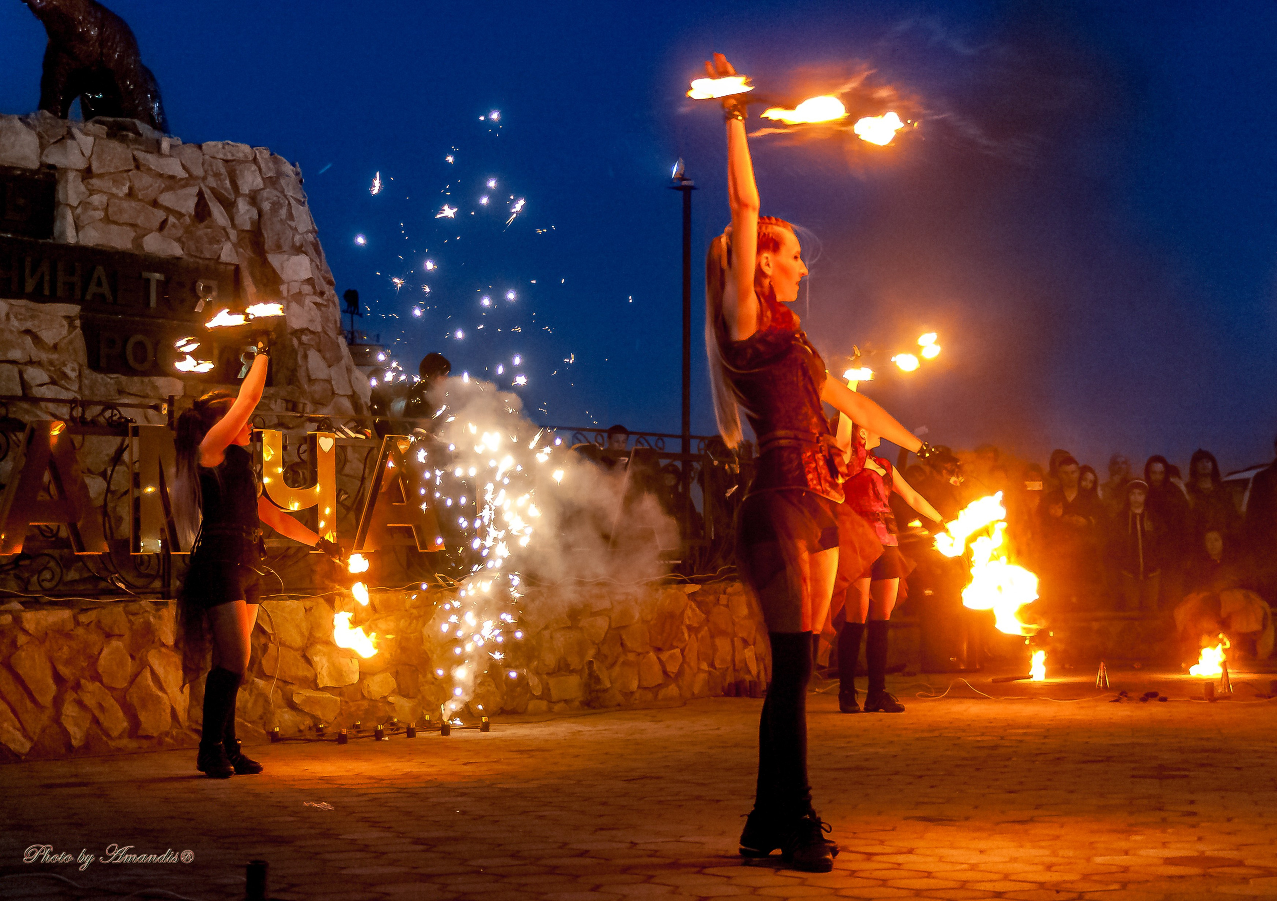 Огненное шоу у памятника «Здесь начинается Россия». Камчатка. Май 2017. Репортажная съемка в Москве и области. Анималистика