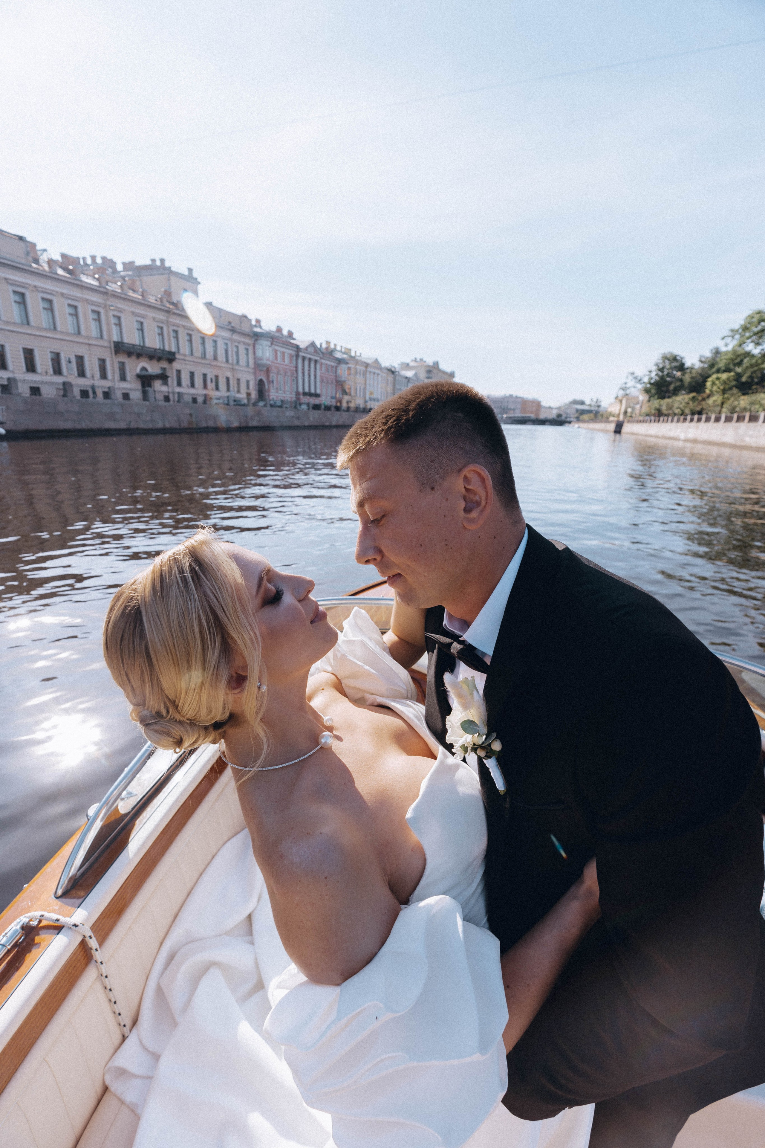 СВАДЕНБНАЯ СЬЕМКА НА КАТЕРЕ ПО КАНАЛАМ САНКТ-ПЕТЕРБУРГА И В АКВАТОРИИ НЕВЫ. Профессиональный фотограф, Санкт-Петербург — Виктория Богомолова