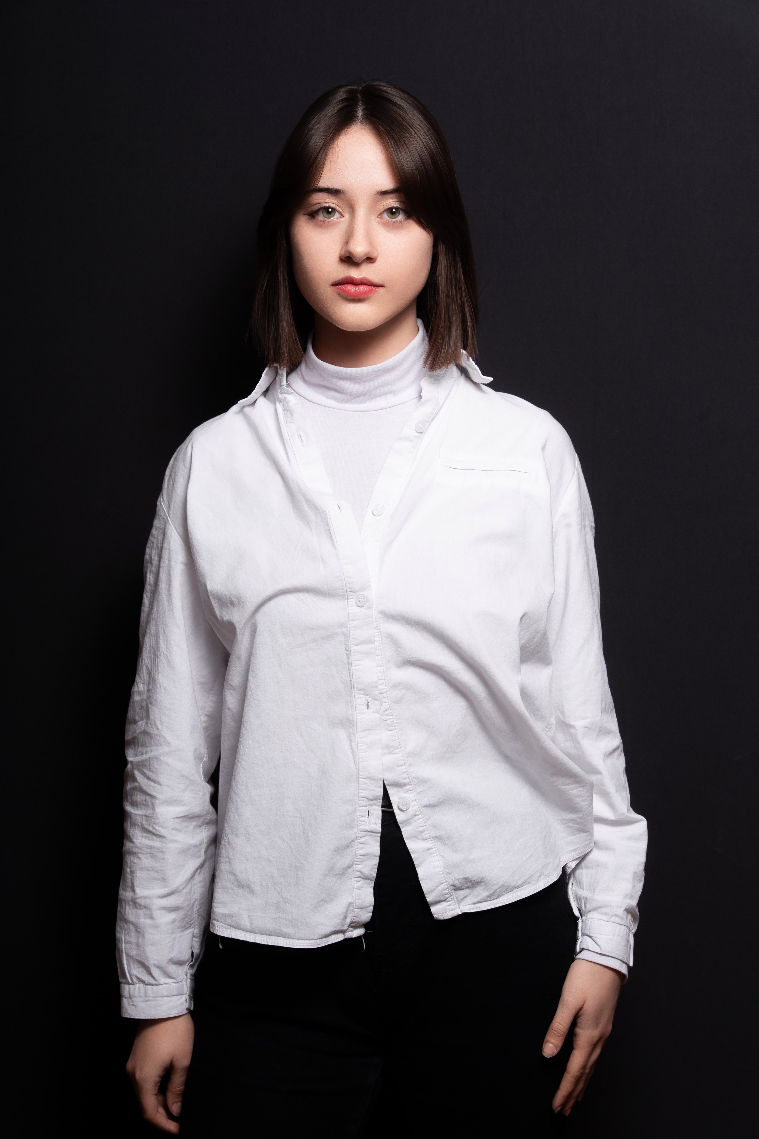 Портретная фотосессия для учеников 9 класса на чёрном фоне | Школьный фотограф Николай Богатырёв | Твой альбом / Твои правила. ТВОЙ АЛЬБОМ / ТВОИ ПРАВИЛА