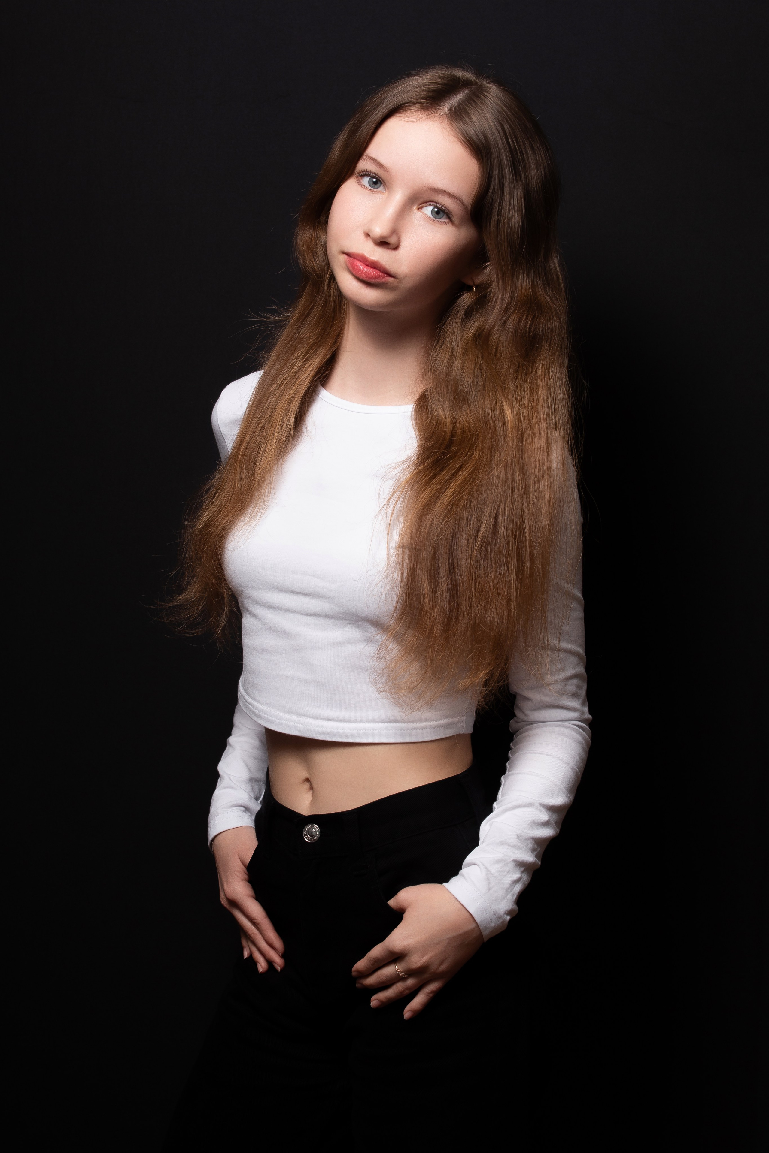 Портретная фотосессия для учеников 9 класса на чёрном фоне | Школьный фотограф Николай Богатырёв | Твой альбом / Твои правила. ТВОЙ АЛЬБОМ / ТВОИ ПРАВИЛА