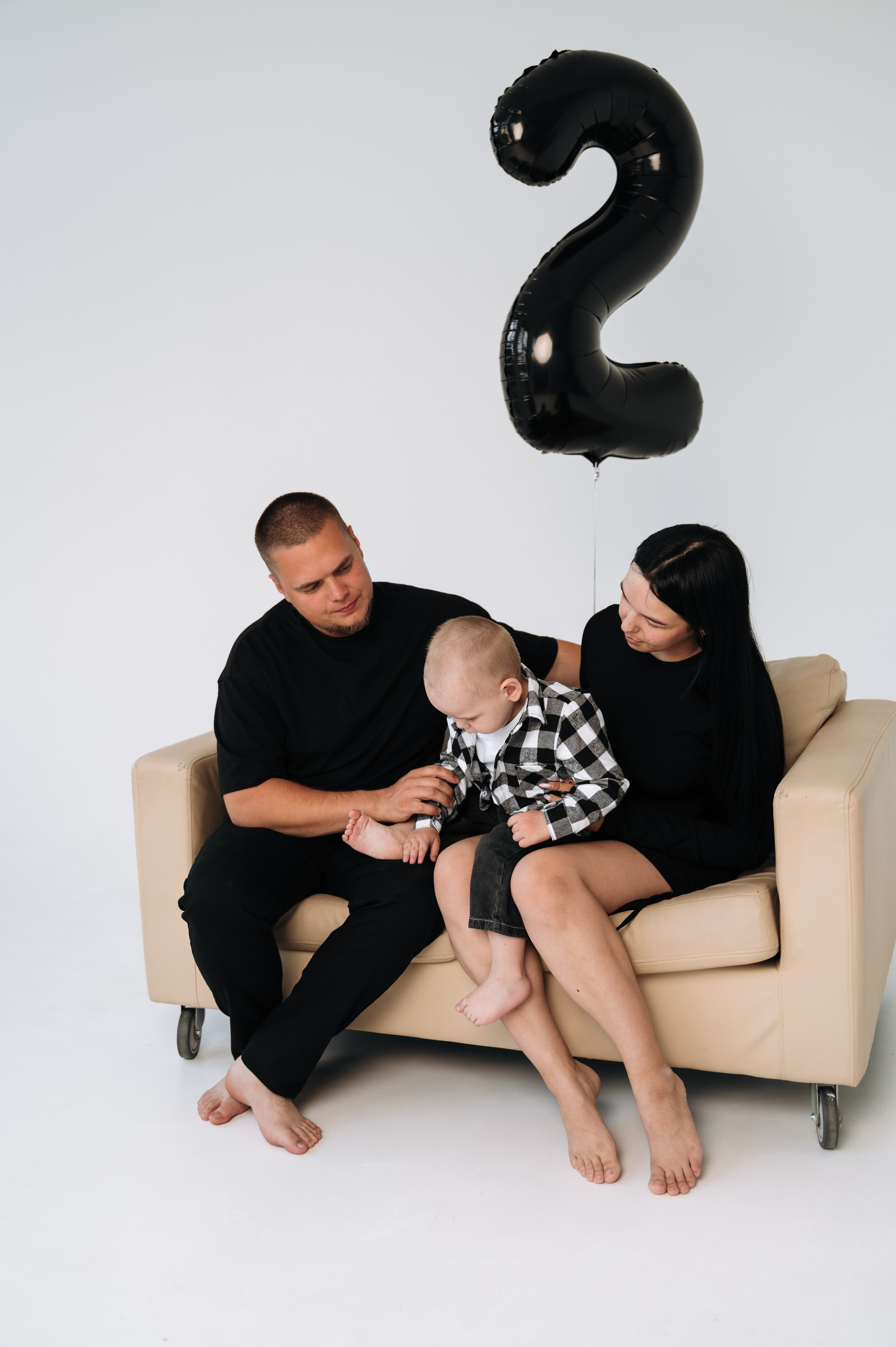 стильная семейная фотосессия с ребенком в черной одежде