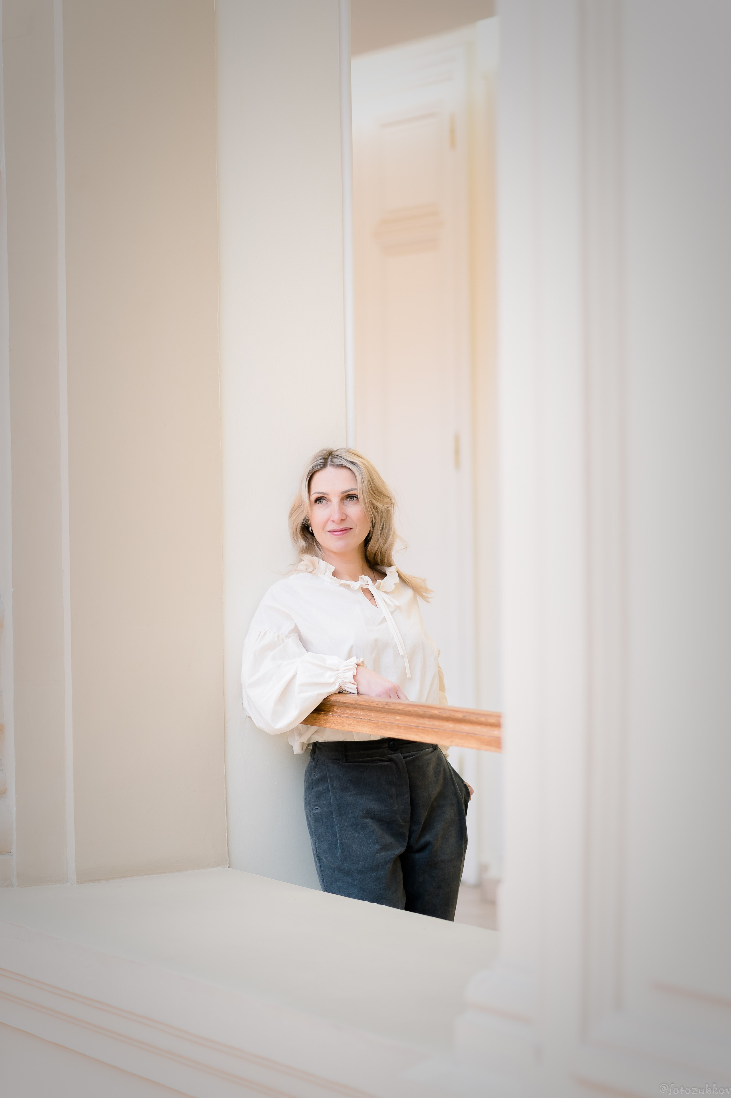 Красивая девушка в белой рубашке