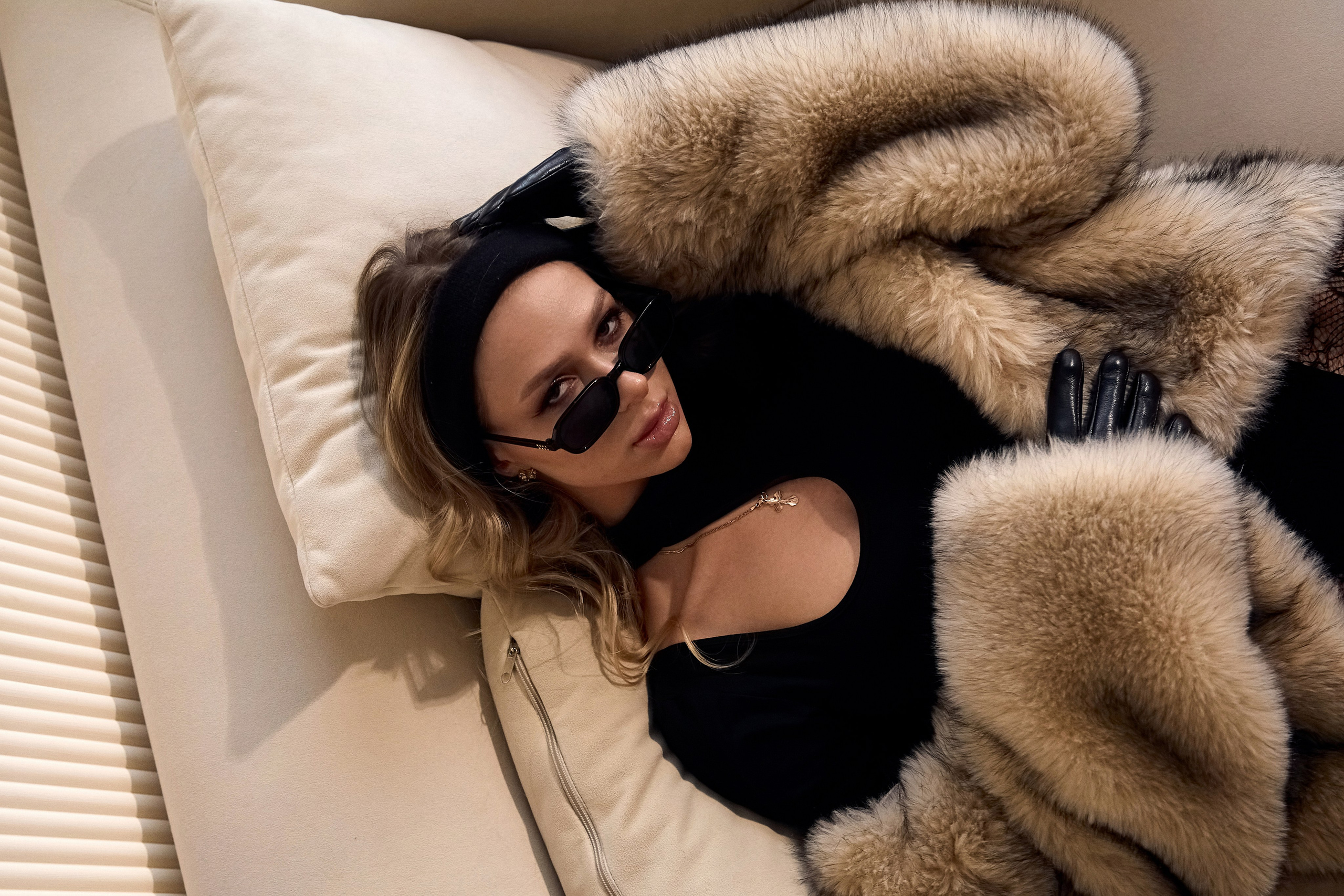 Портретная студийная съёмка в Иваново для девушки — стильный образ, авторский свет