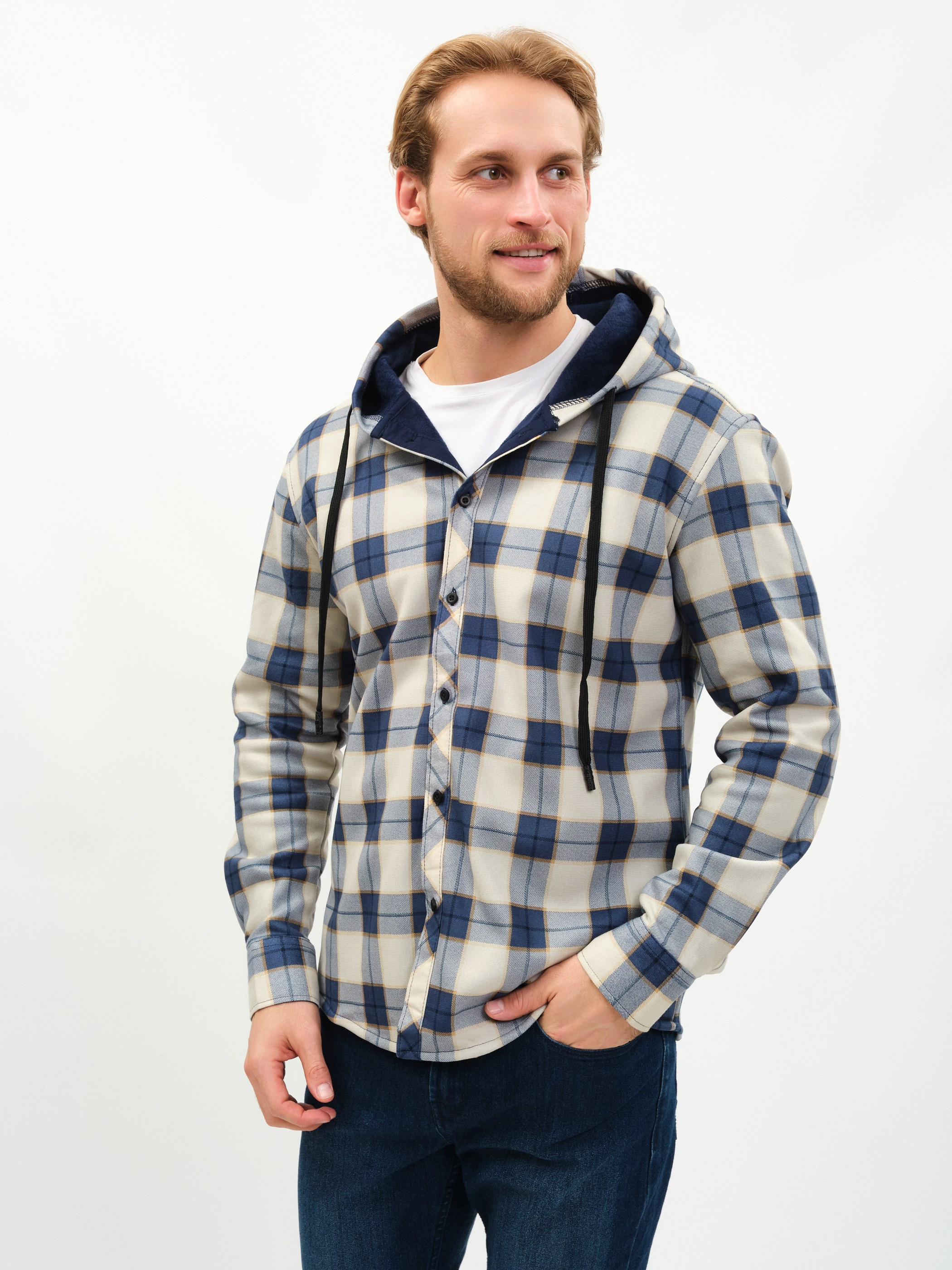 Мужчина в клетчатой куртке-рубашка