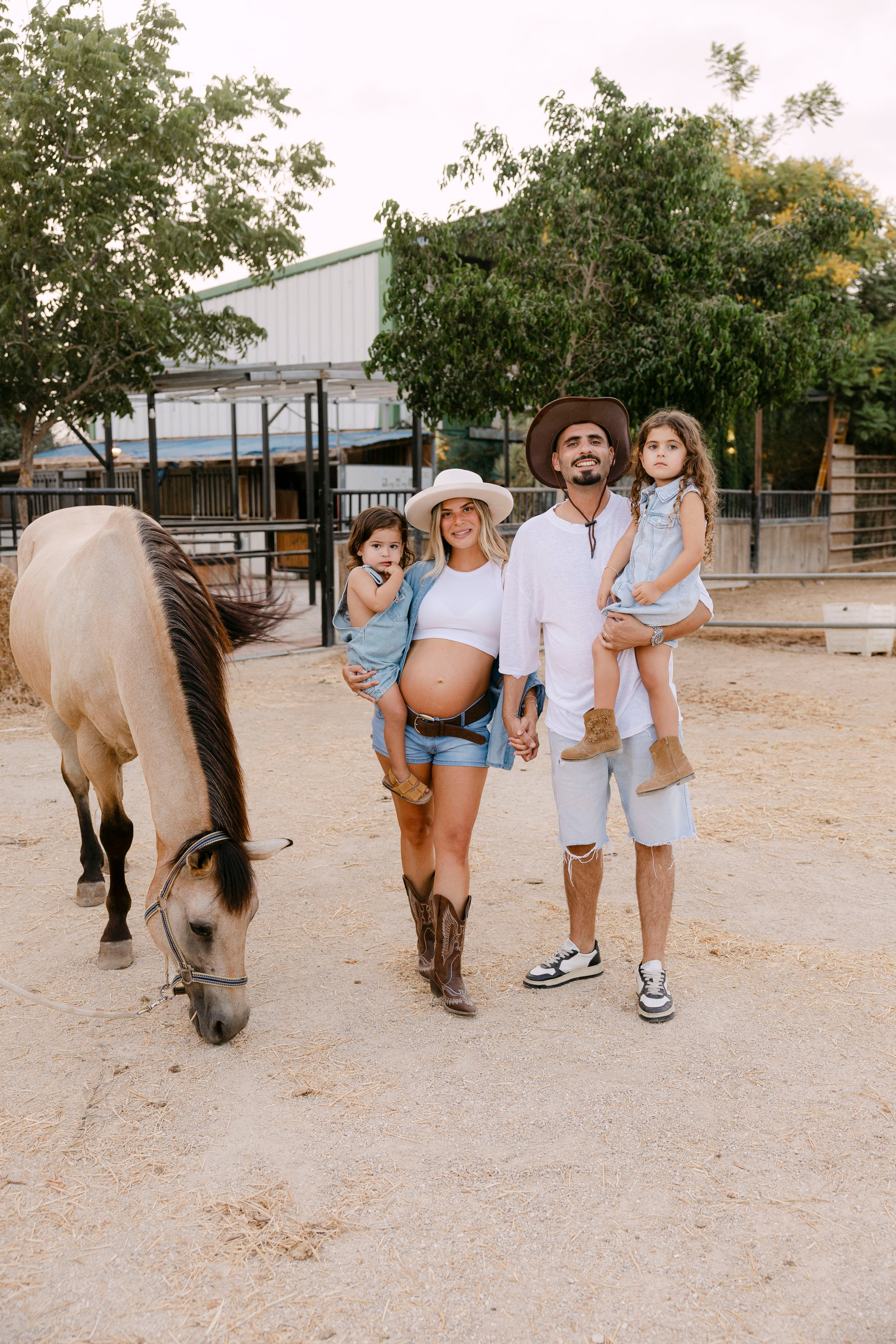 Pregnancy photoshoot at the horse farm. Главная