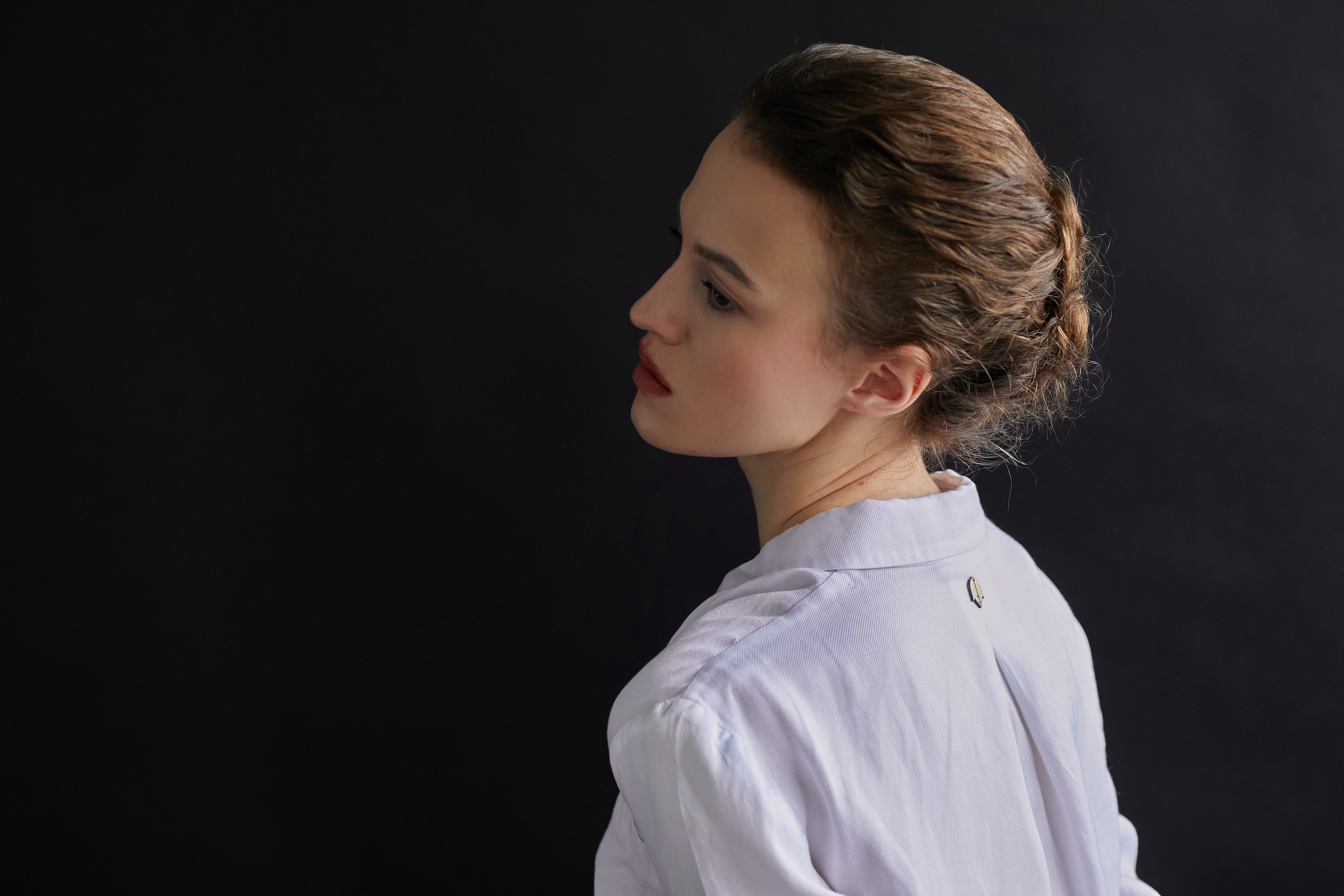 Фотограф в Москве. Студия. Студийный портрет. Девушка в черных кожаных перчатках и строгом костюме на черном фоне. Женский портрет. Воркшоп.