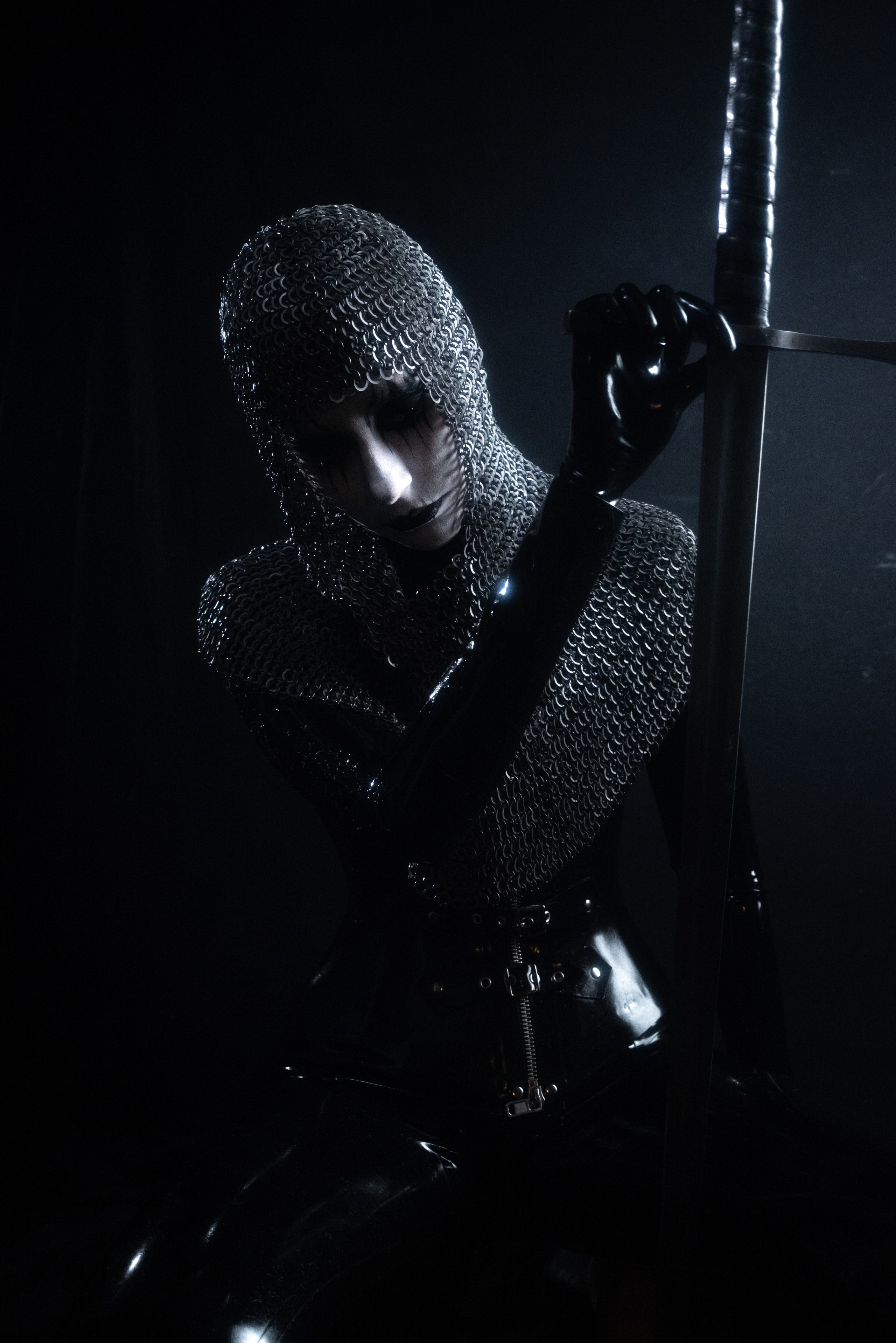 Латекс и кольчуга. Фотограф Александр Никитин. Съёмка в доспехах. Санкт-Петербург. nikitin_photo