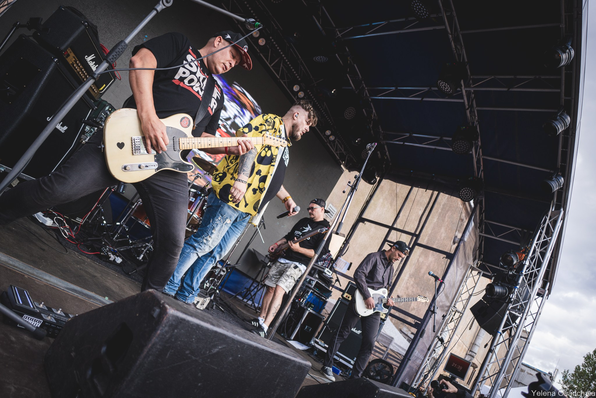 Живой 2025 — День 1. Елена Осадчая — фотографирую музыку на сцене и в жизни