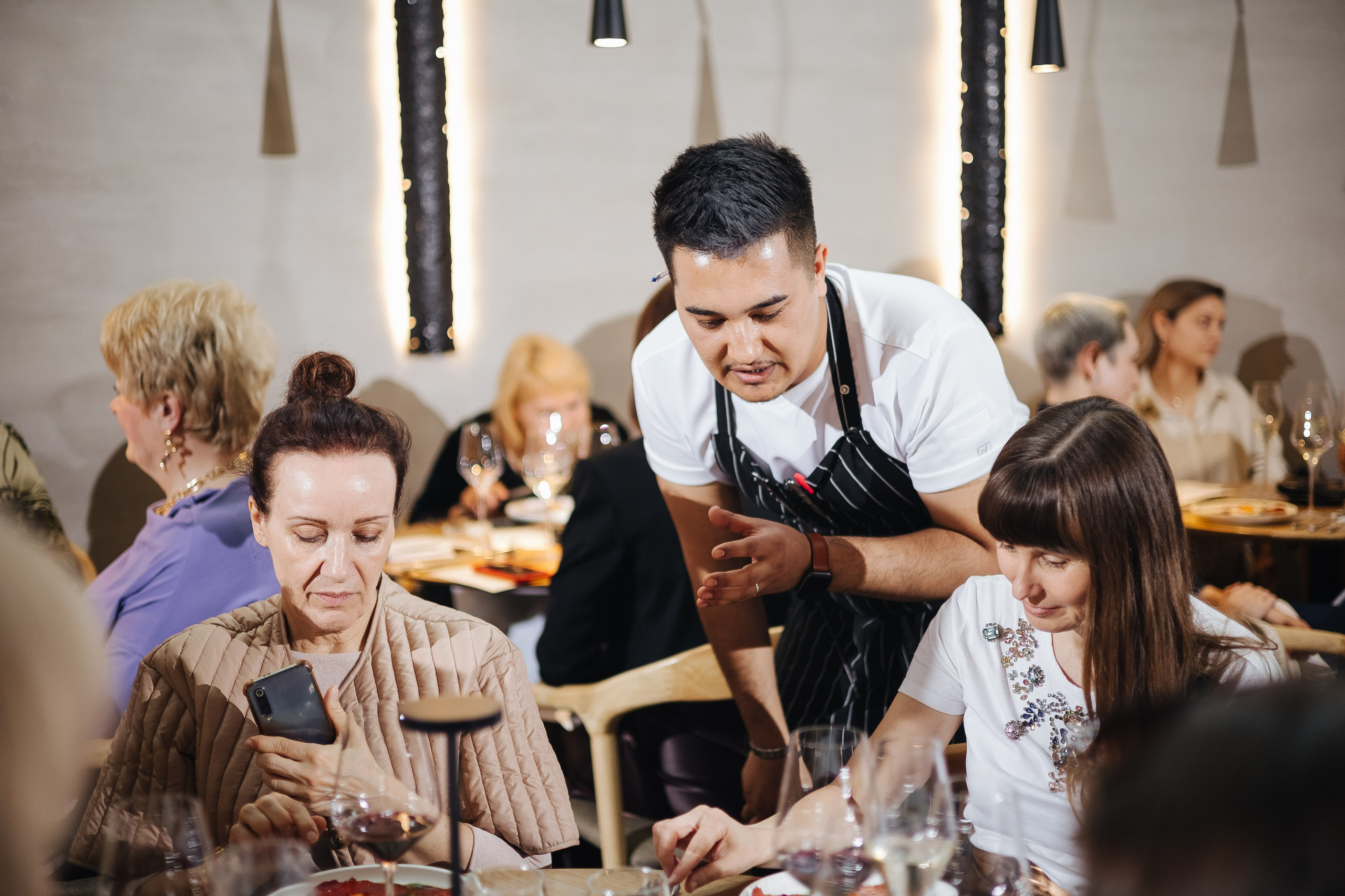 Презентация открытия магазина женской одежды GLVR в ресторане Fresco. Фотограф в Красноярске Надежда Воскресенская