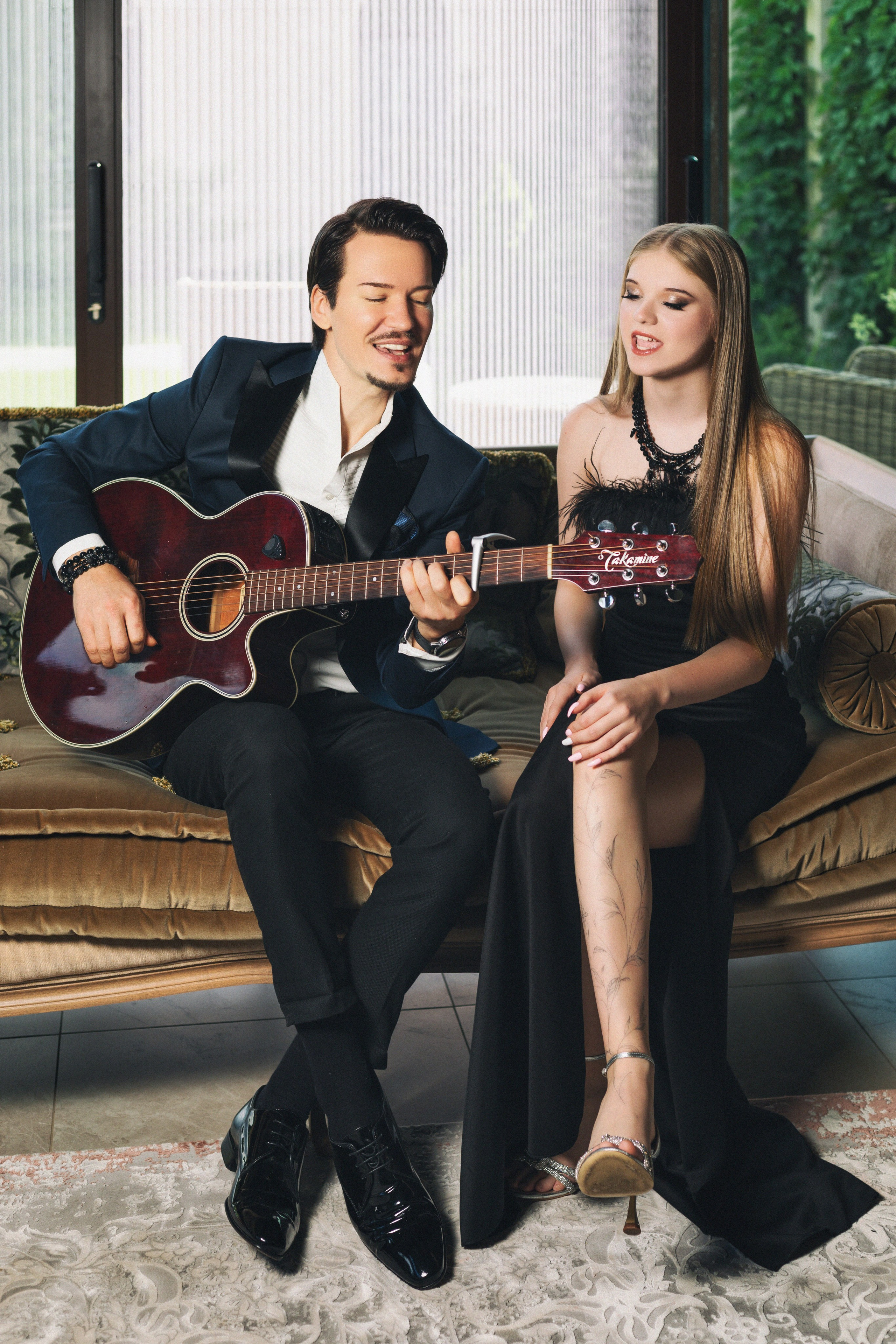 Полина подхватила известную песню  