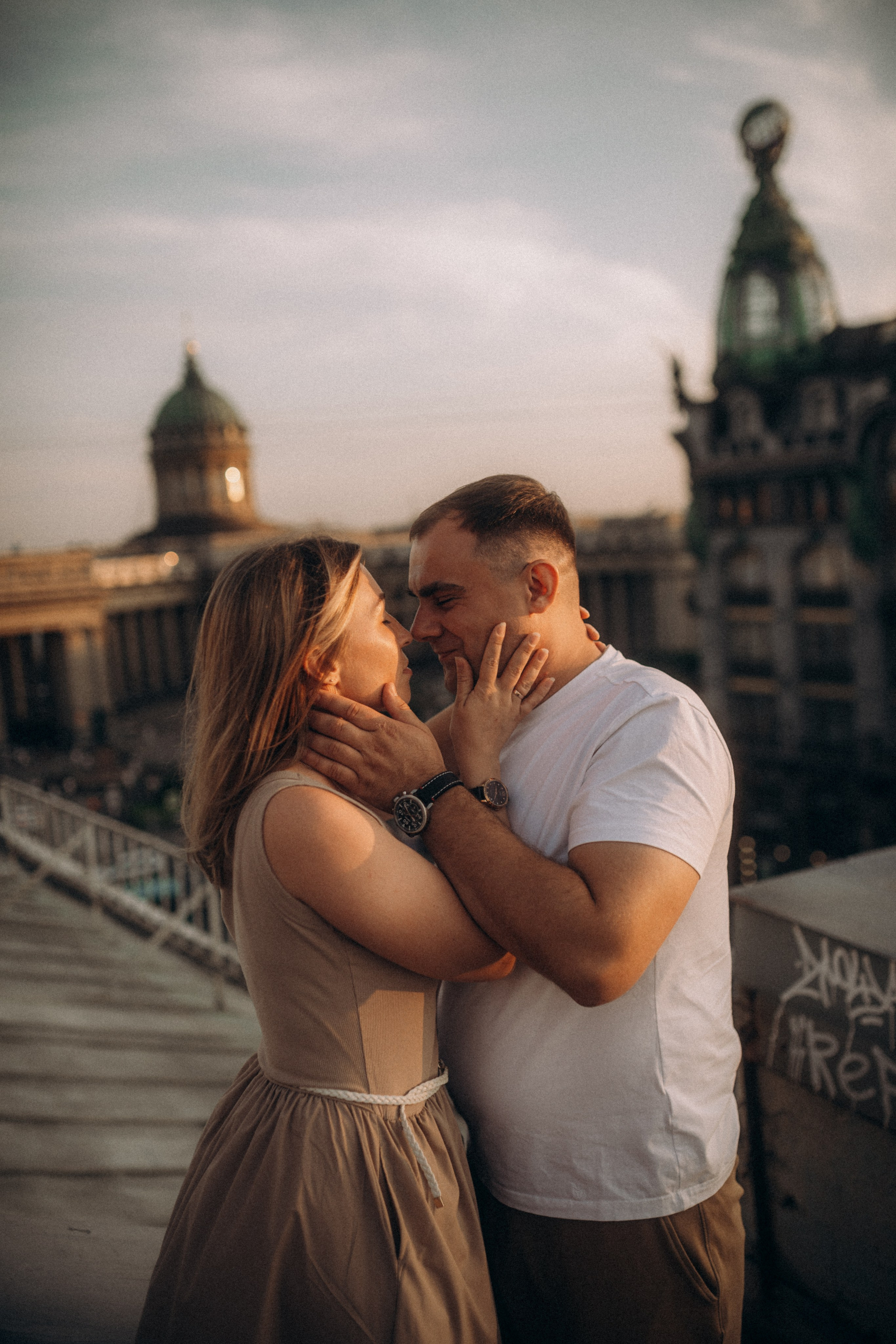 Мы сидим на питерской, теплой крыше. Фотограф в Санкт Петербурге Лара Великова