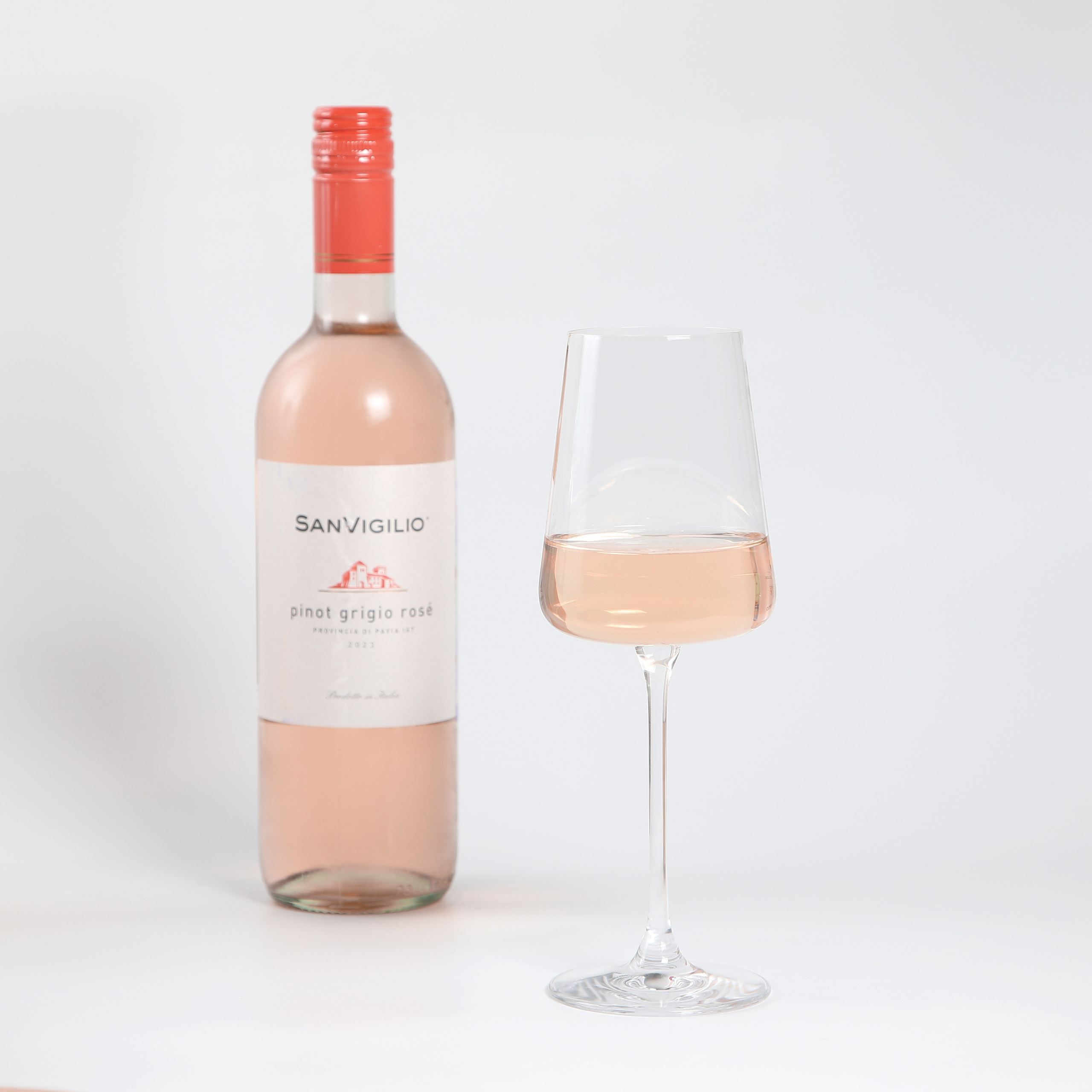 Фуд-фотография розового вина Saint Roch и бокала.