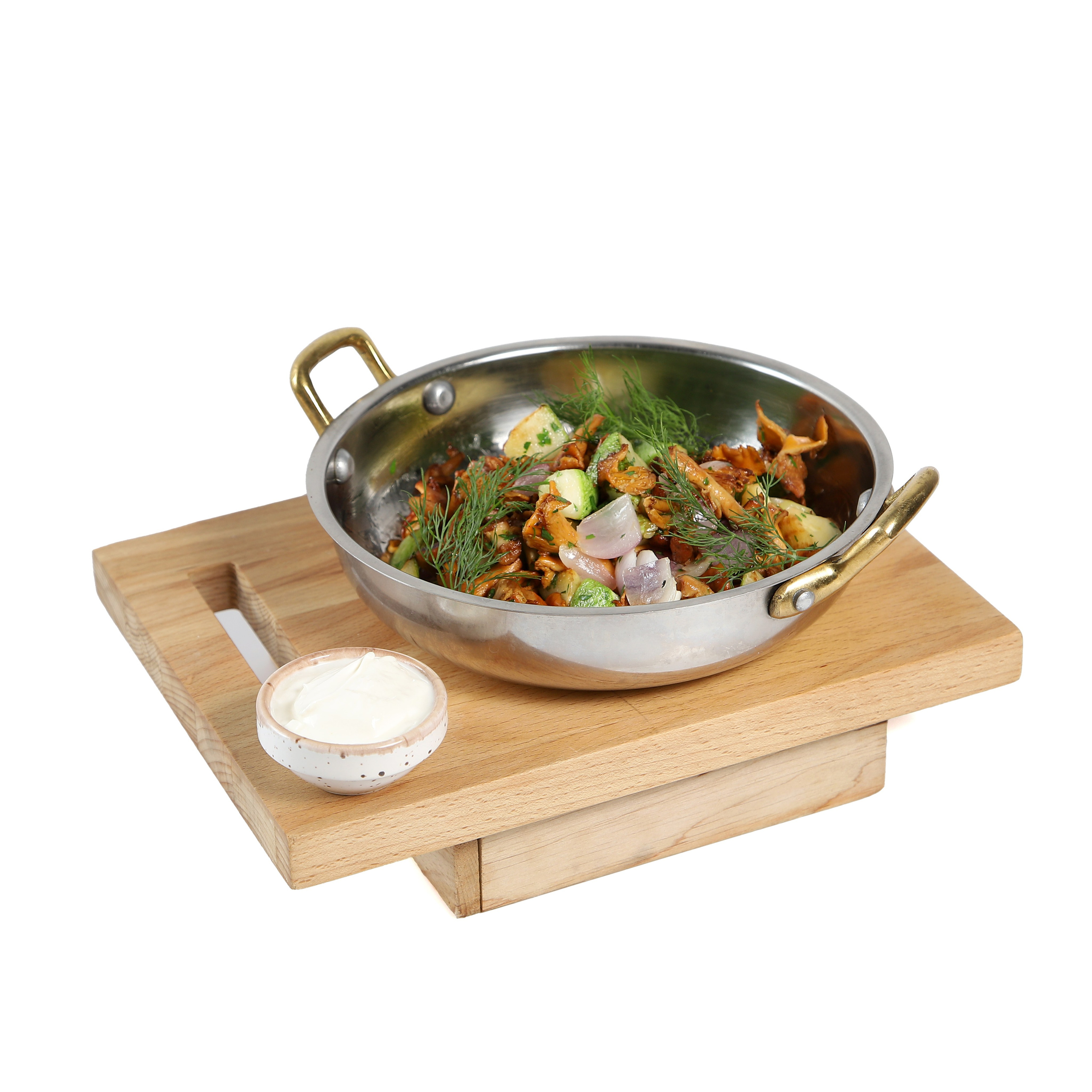 Фуд-фотография горячего блюда в металлической сковороде с овощами.