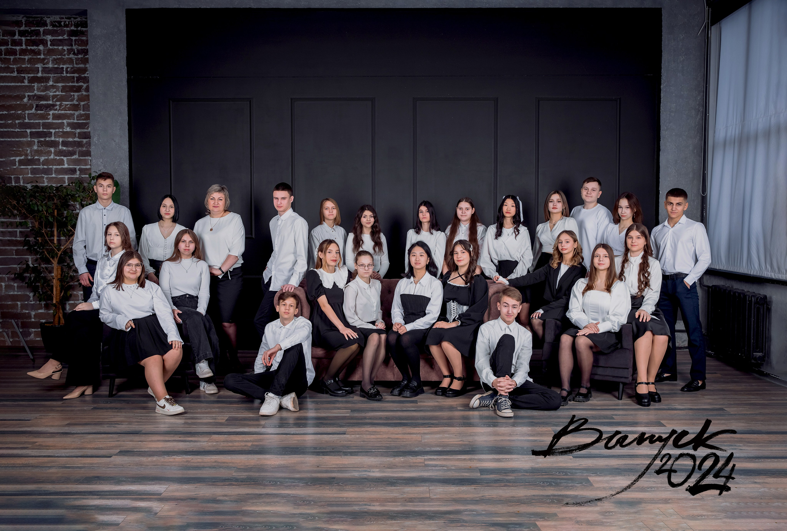 Выпускные альбомы для старших классов. Выпускные школьные фото­альбомы для школ и детских садов в Волгограде и Волжском