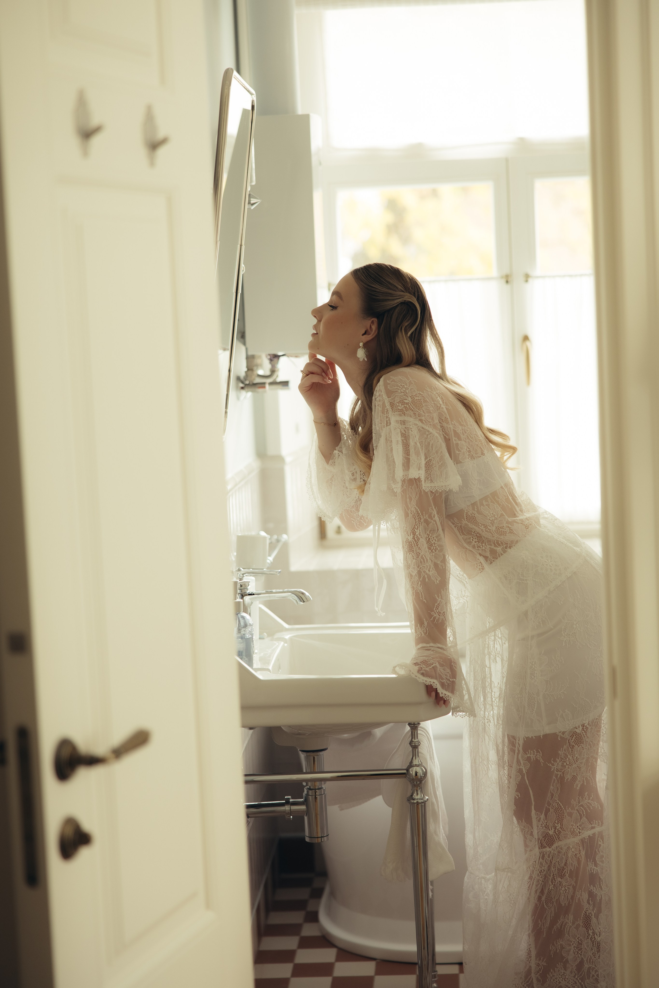 Таня и Тимур, утренние сборы в квартире и свадебный ужин. Фотограф любви в городе Казань