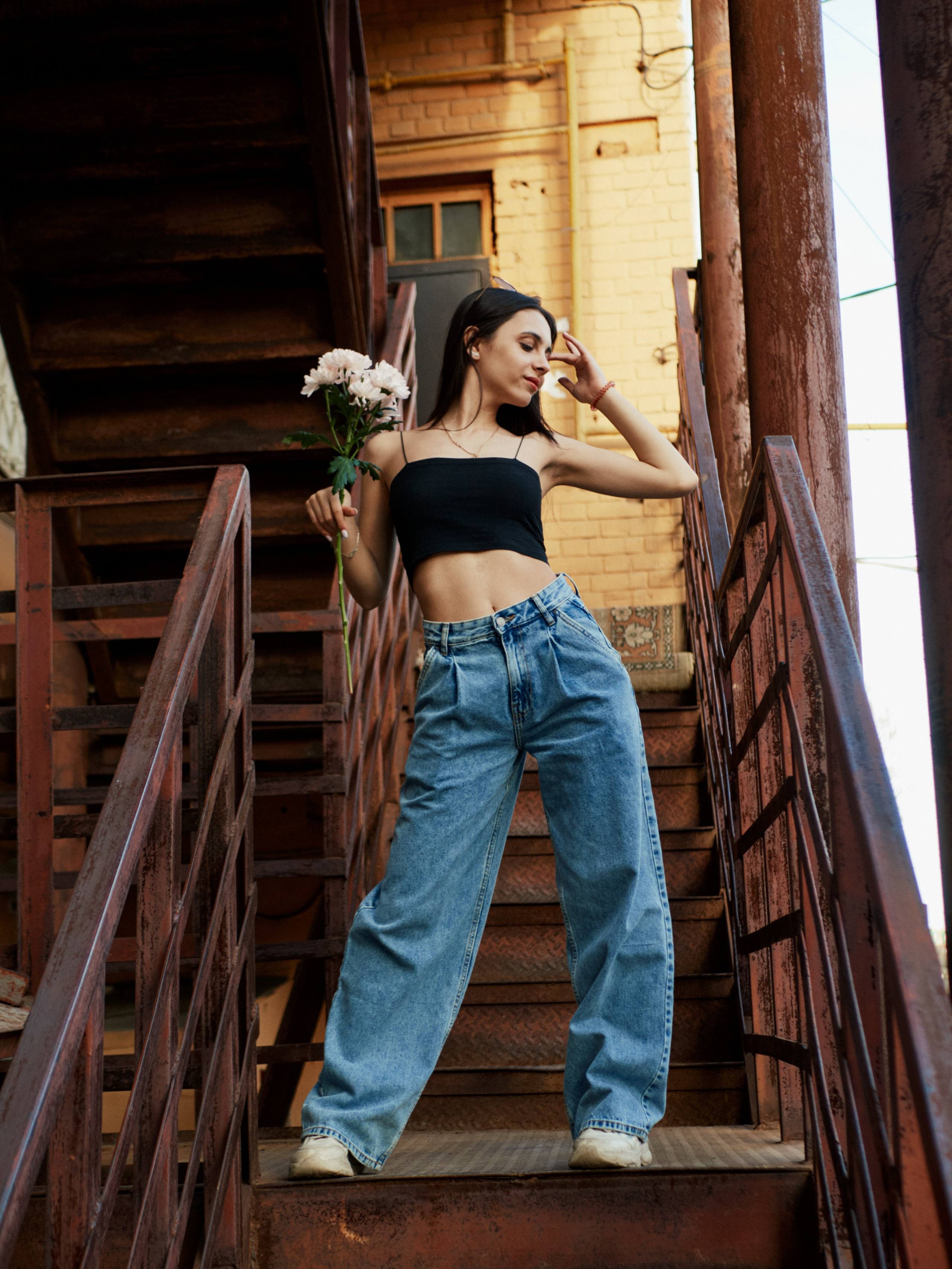 Девушка в цветком на лестнице