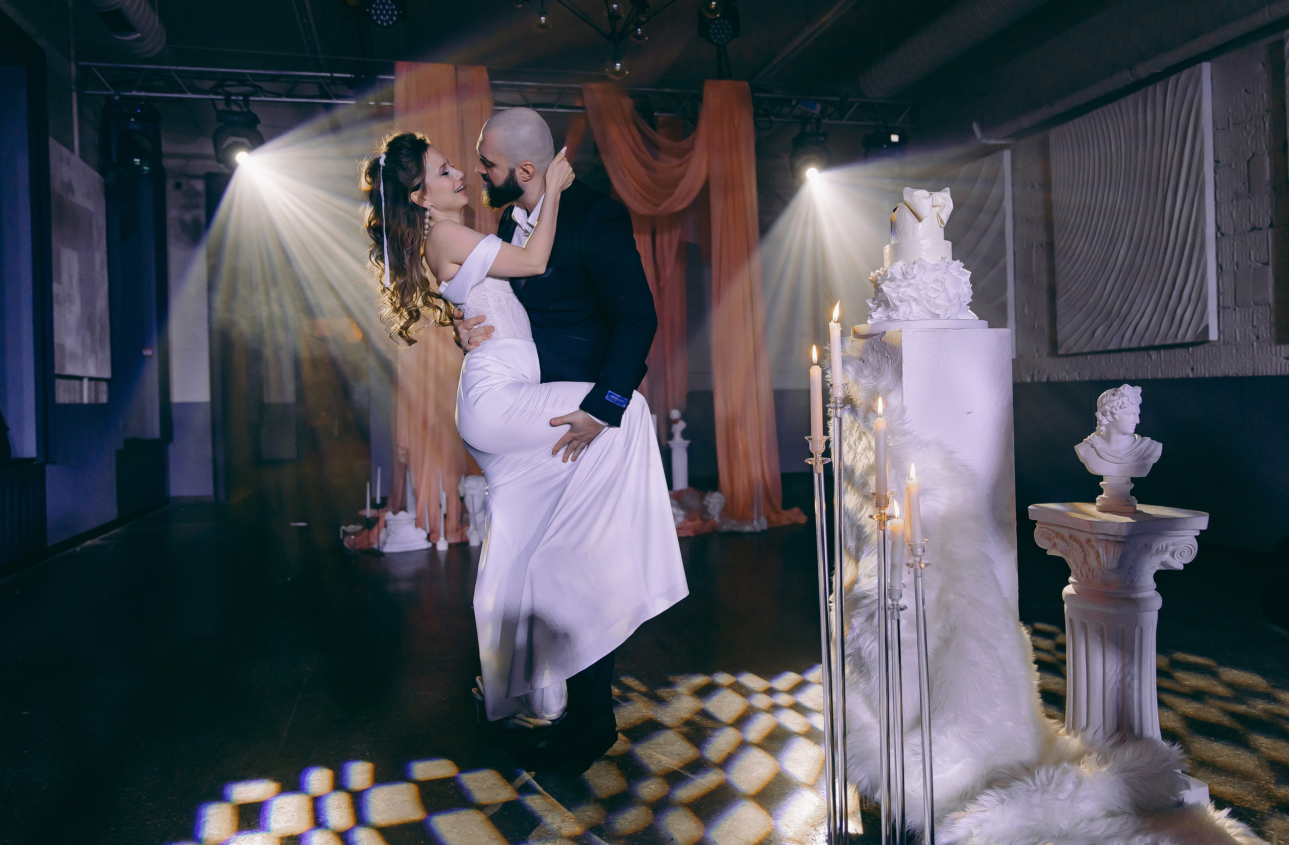 История торта Олеси и Владимира. Свадебный и семейный фотограф в Рязани Саша Крутых