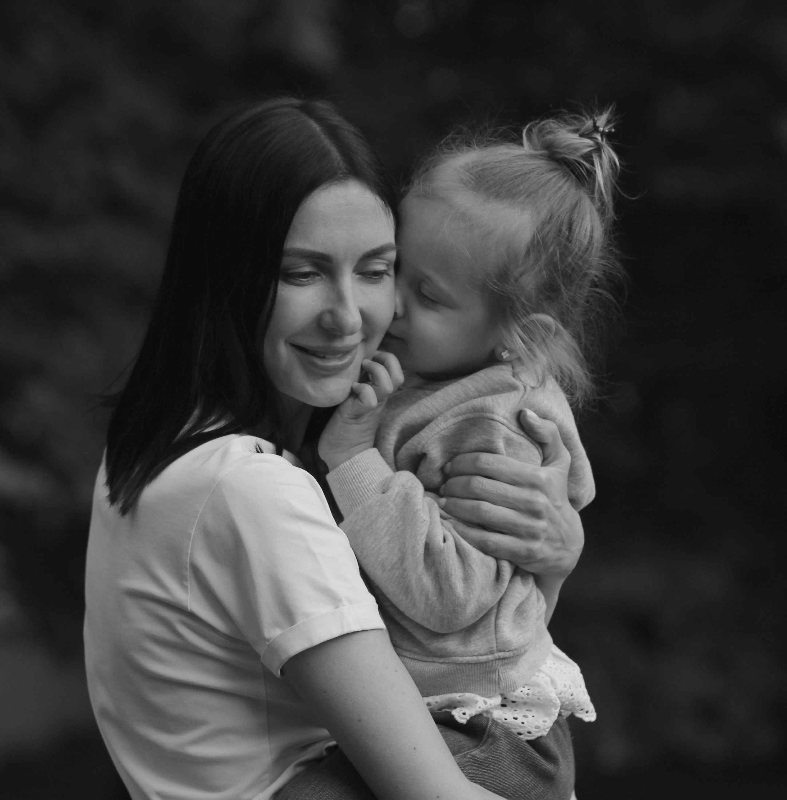 Аня с мамой на прогулке. Портретный фотограф Москва