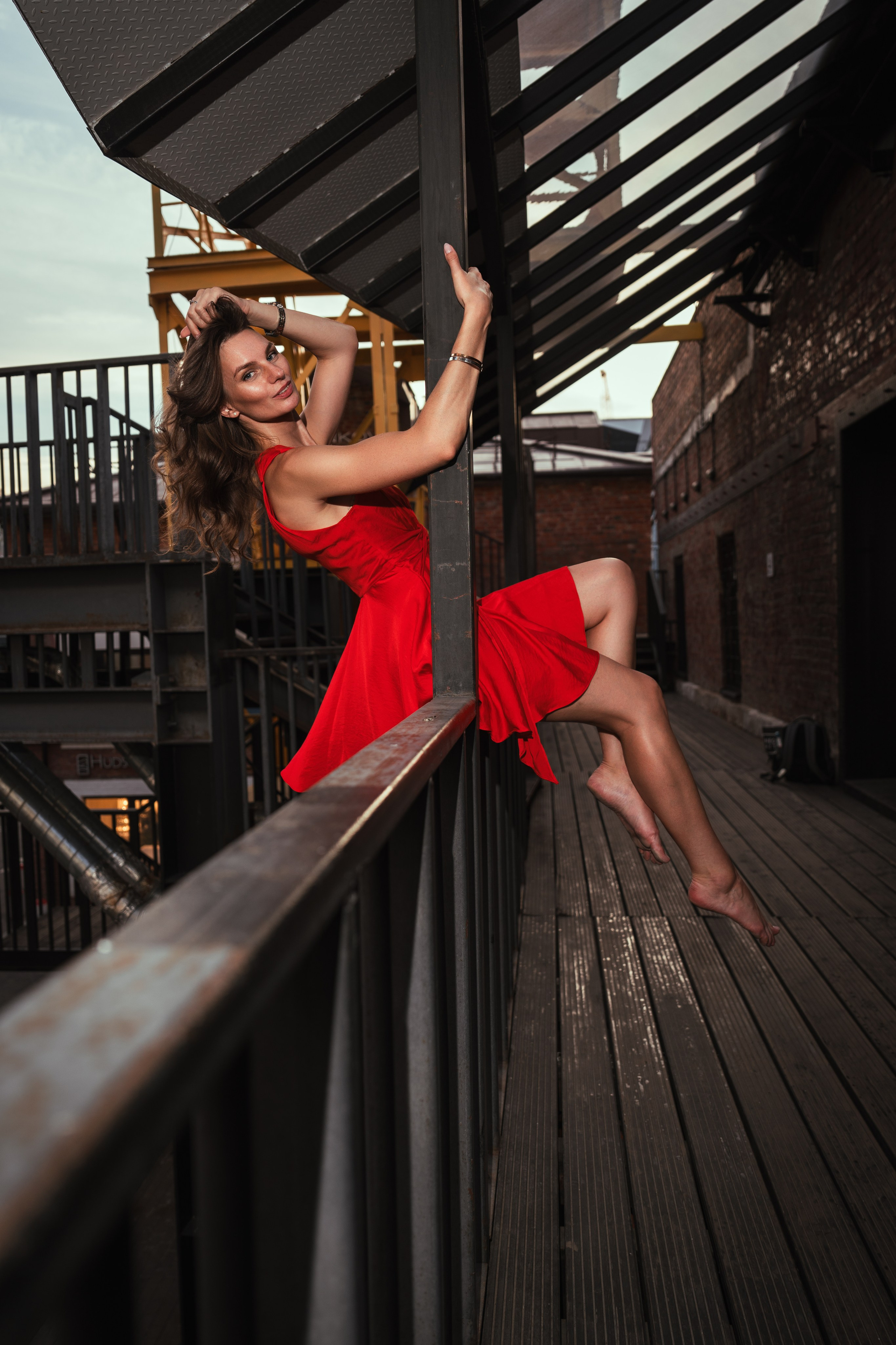 красотка гуляет по артплей в красном мини платье босиком