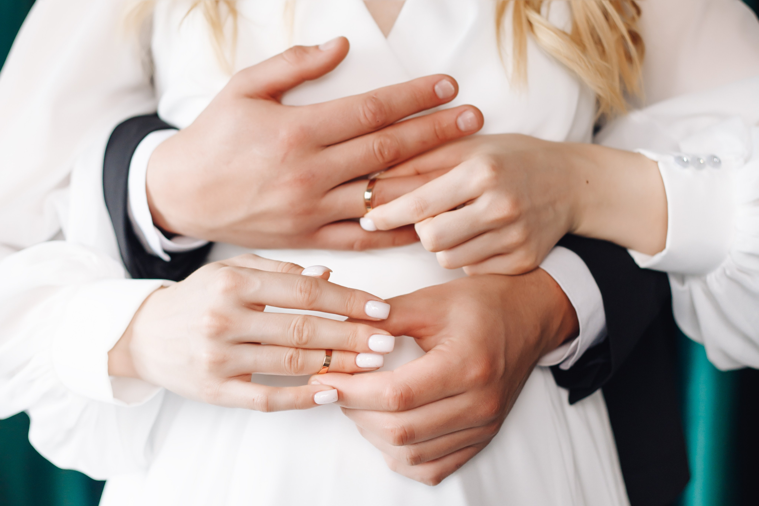 Жених и невеста надевают друг другу кольца