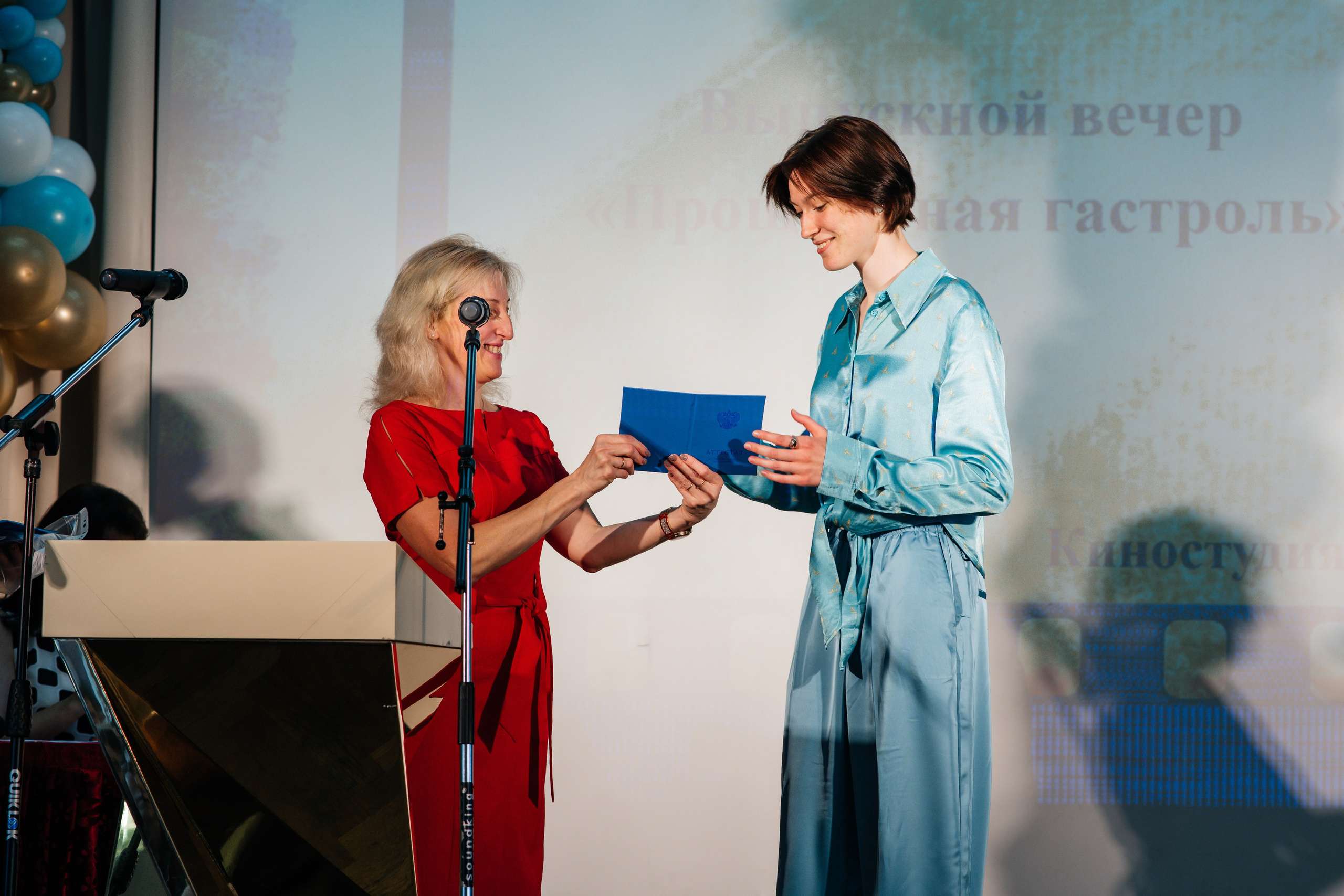 Вручение аттестатов. Выпускные альбомы в Подольске Москве и МО