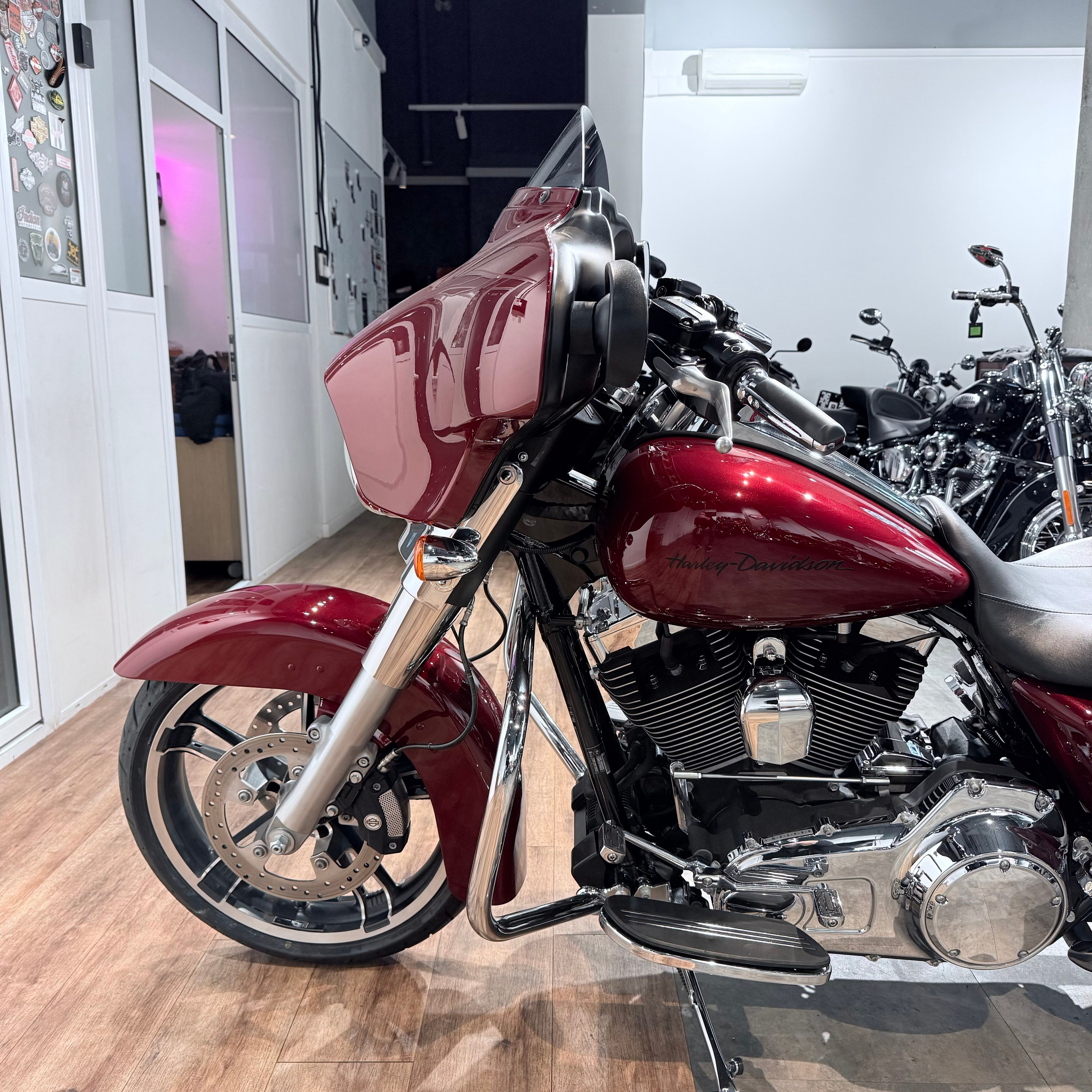 2013 Strееt Glide 103 ABS Сhеrry Реаrl. Hello Davidson, Москва. Только хорошие мотоциклы…