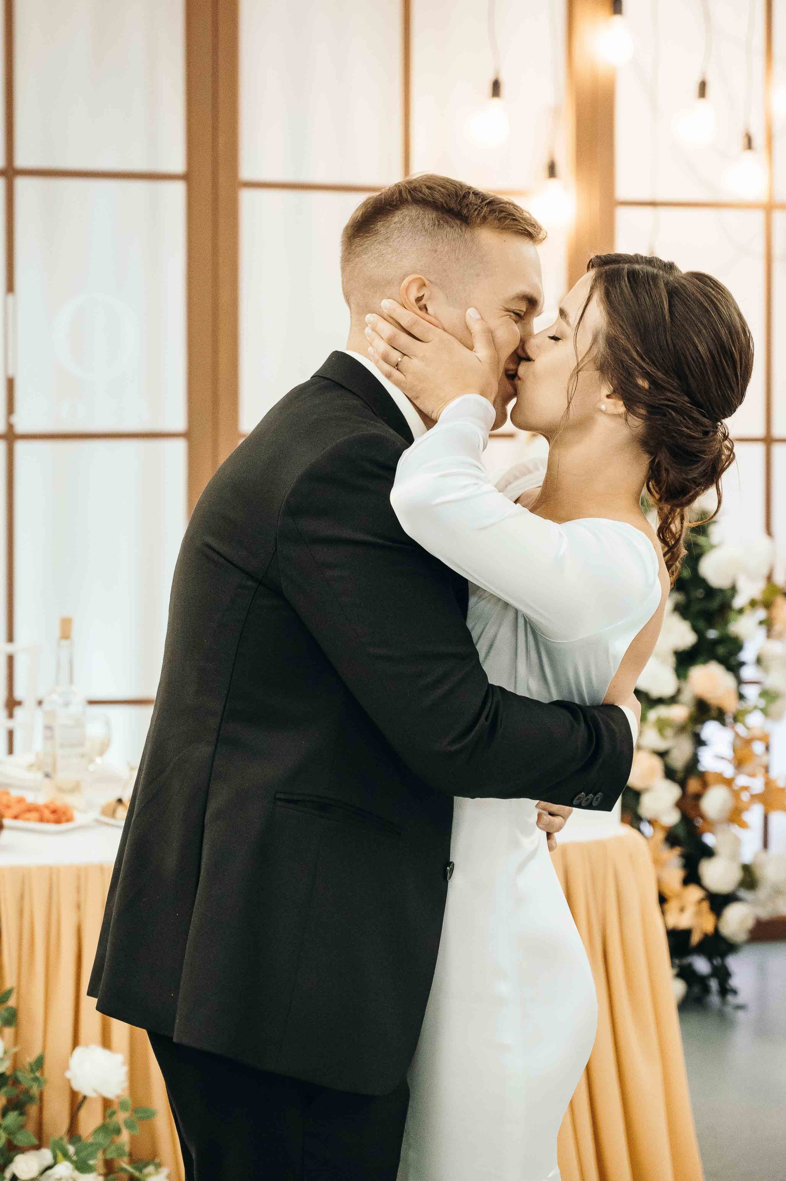 Совместные сборы в отеле. Свадебный и семейный фотограф в Котласе Никита Попов