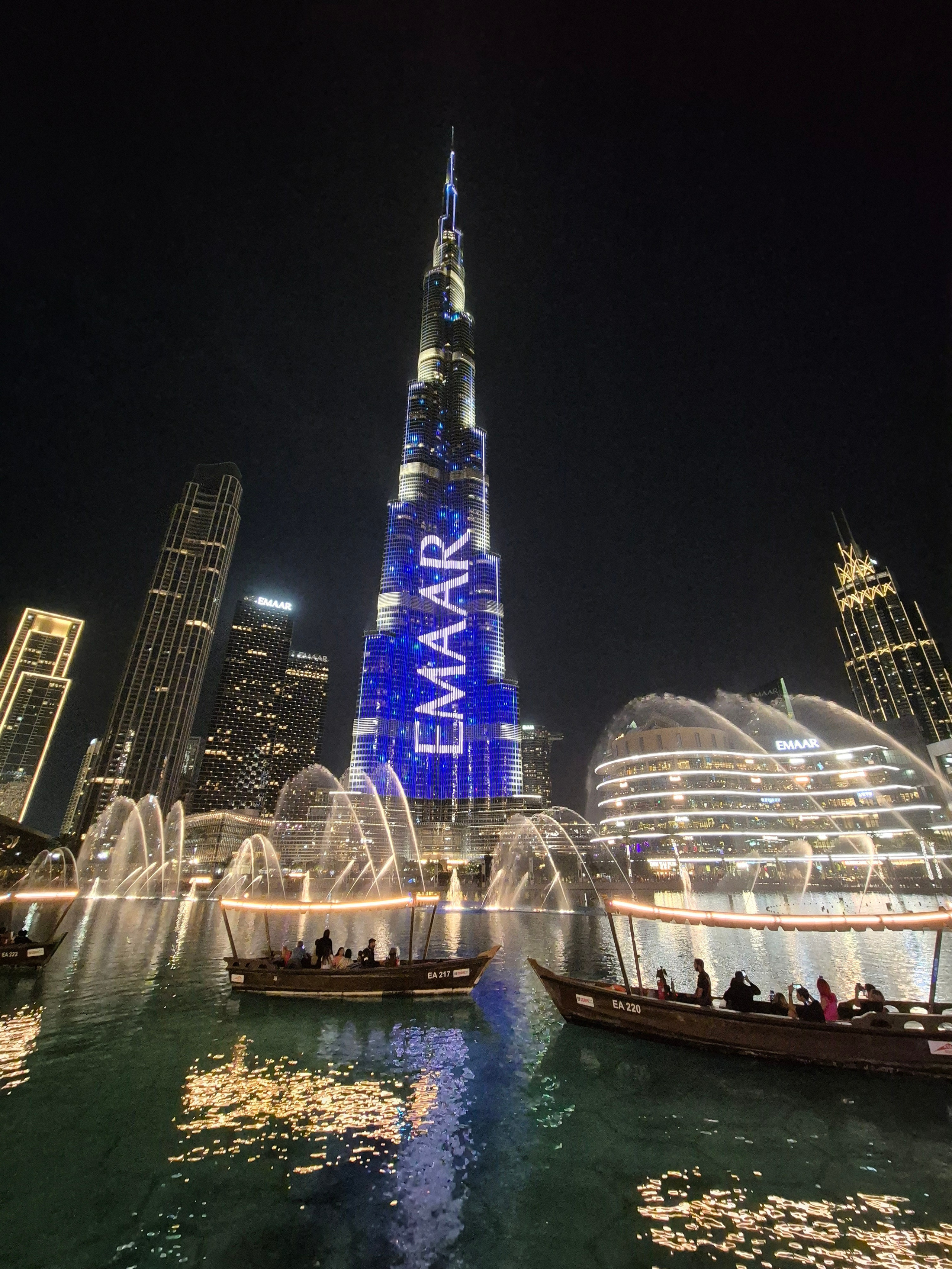 Приехал специально посмотреть фонтаны. Видел водяные шоу в Барселоне и Сочи.