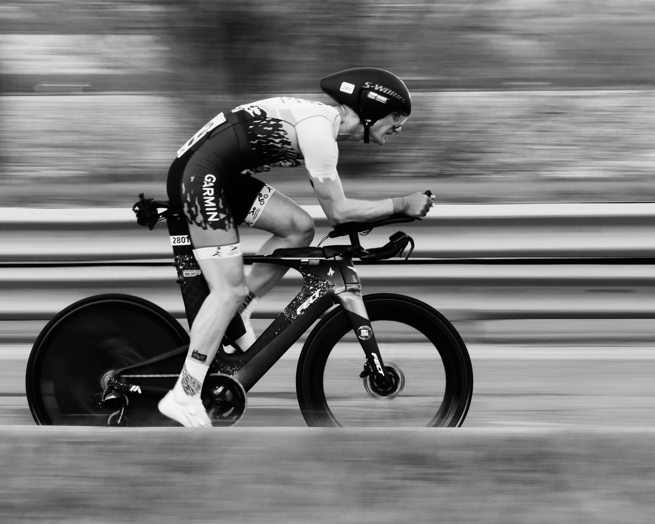 Велогонщик. Фото в движении с размытым фоном