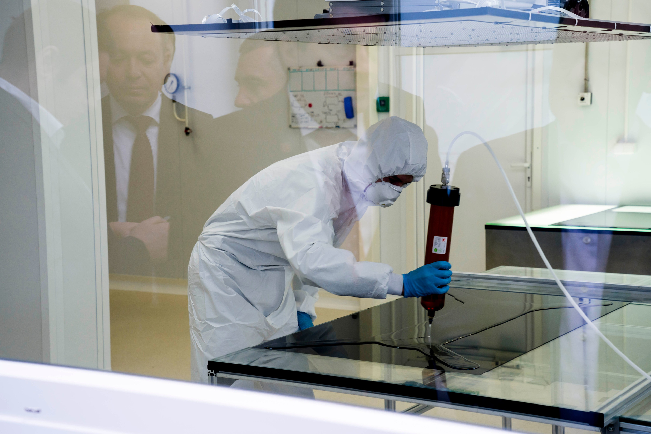 фотограф промышленный на производстве отечественных экранов