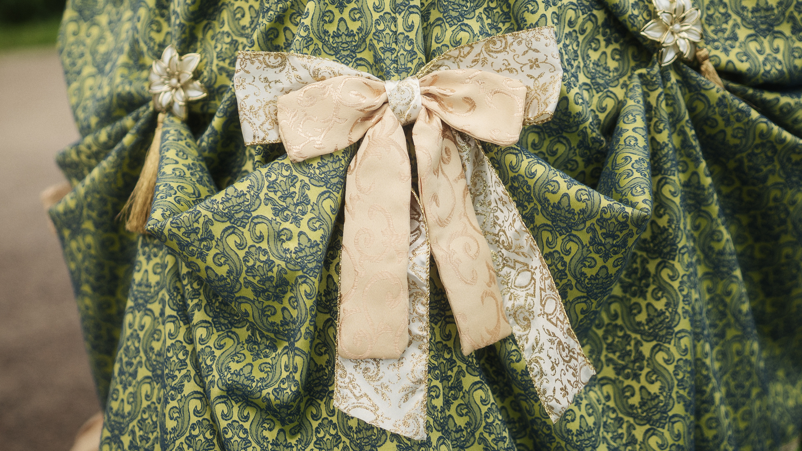 Изящный бант на платье.