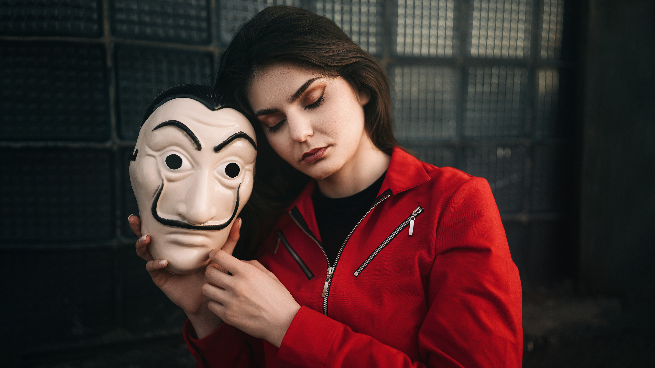 Девушка держит маску Сальвадора Дали. Автор Роман Яковенко.