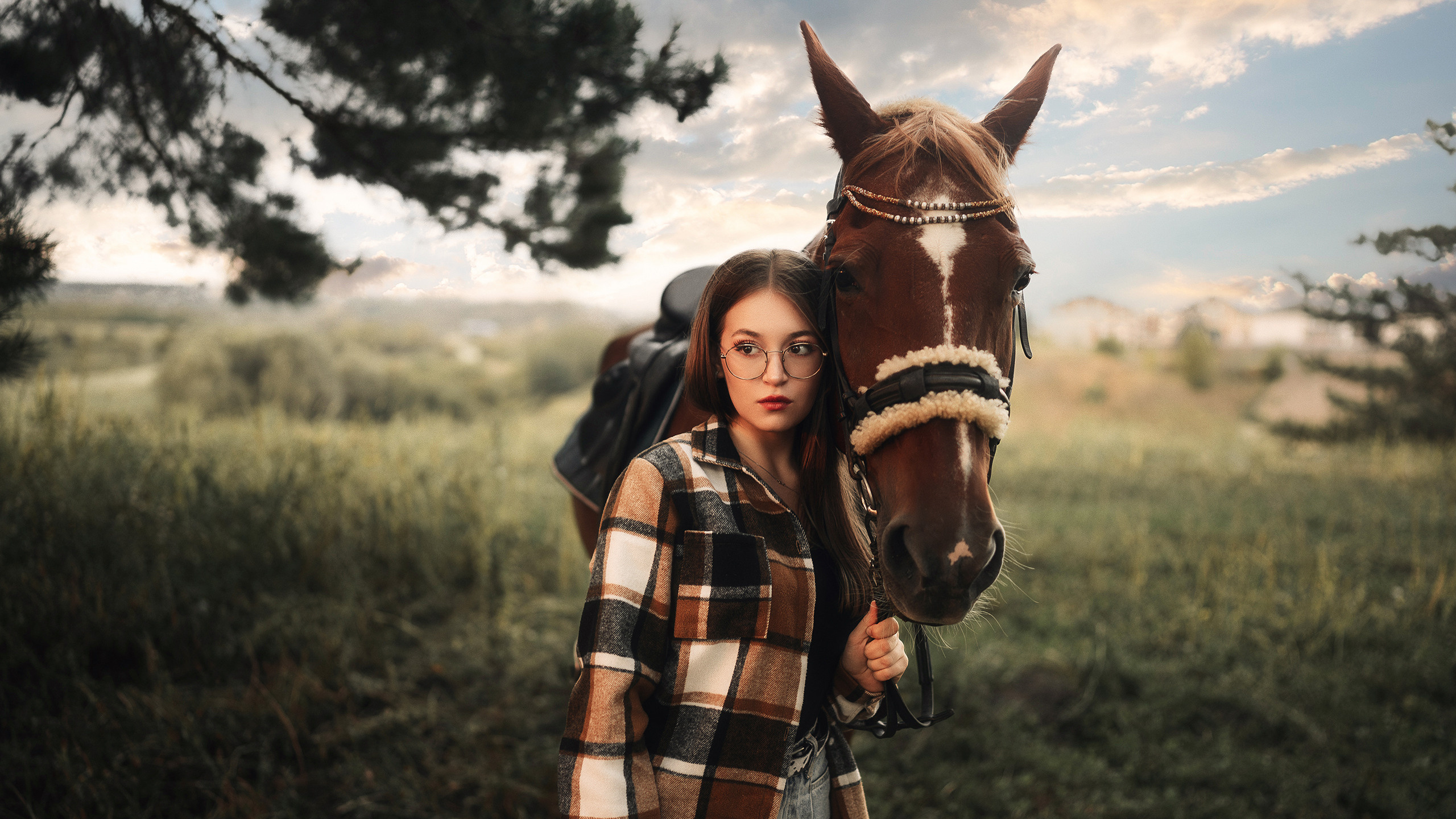 Девушка с лошадью на конюшне в городе Воронеж.