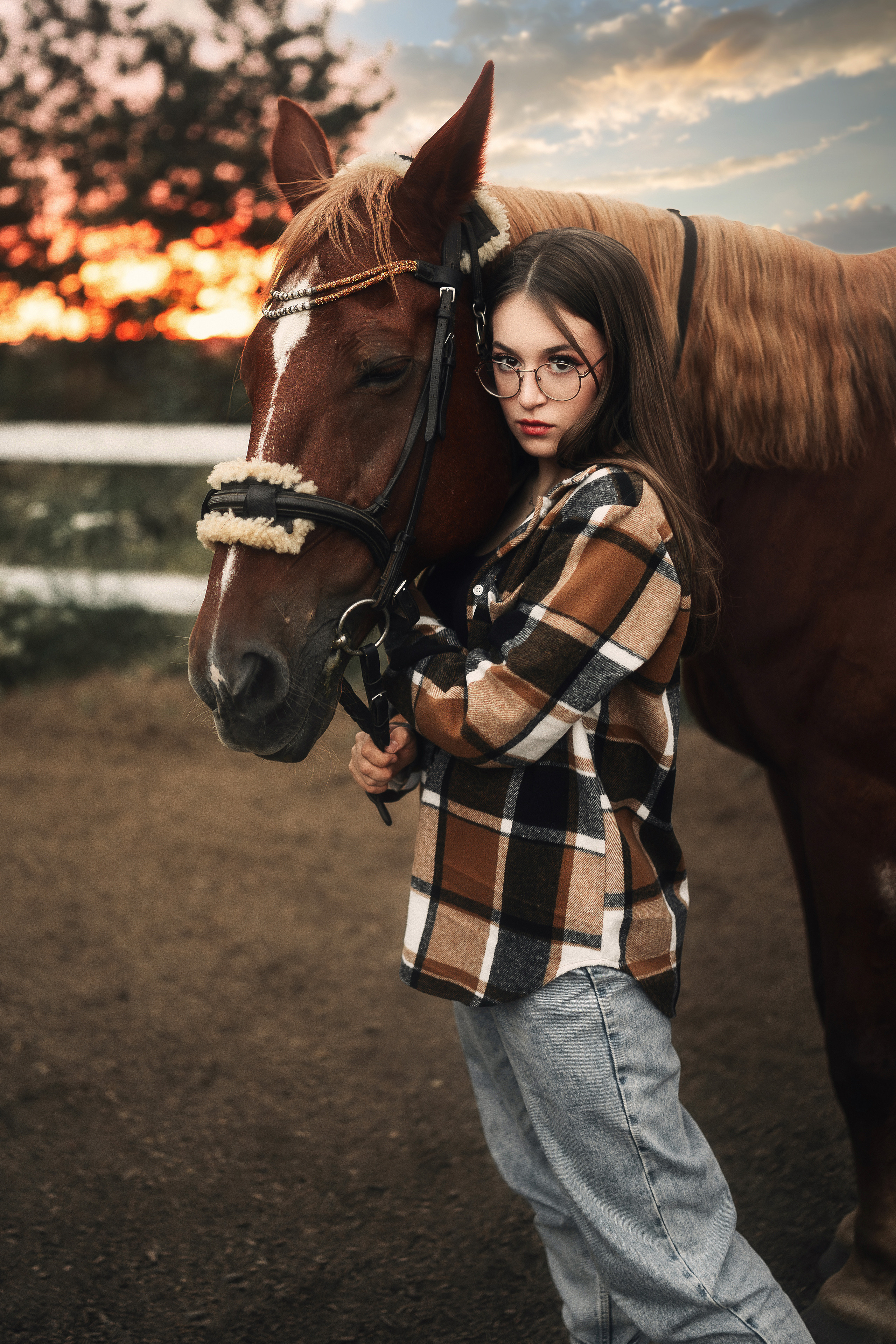 Девушка с лошадью на конюшне.