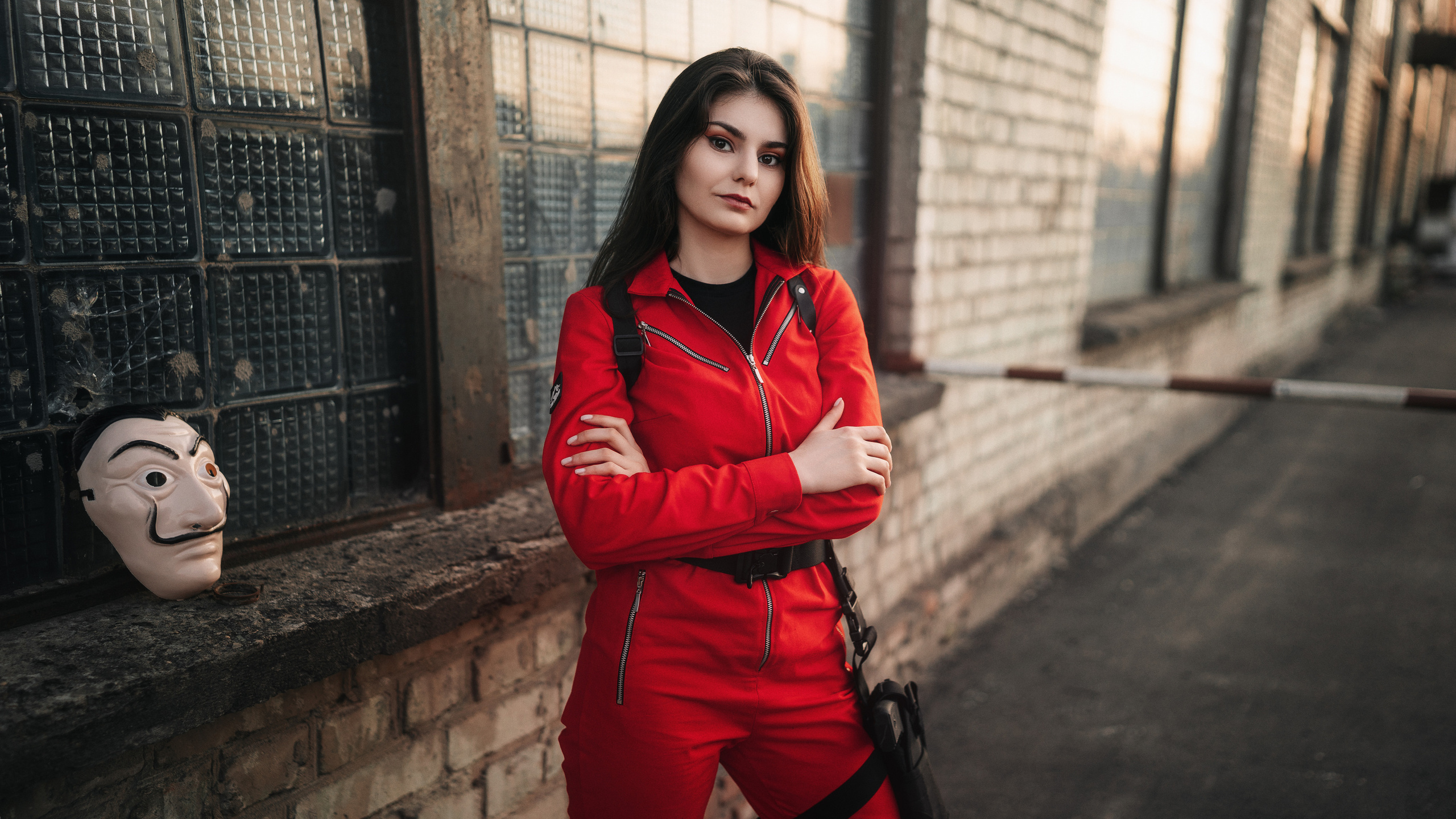 Девушка в красном комбезе.