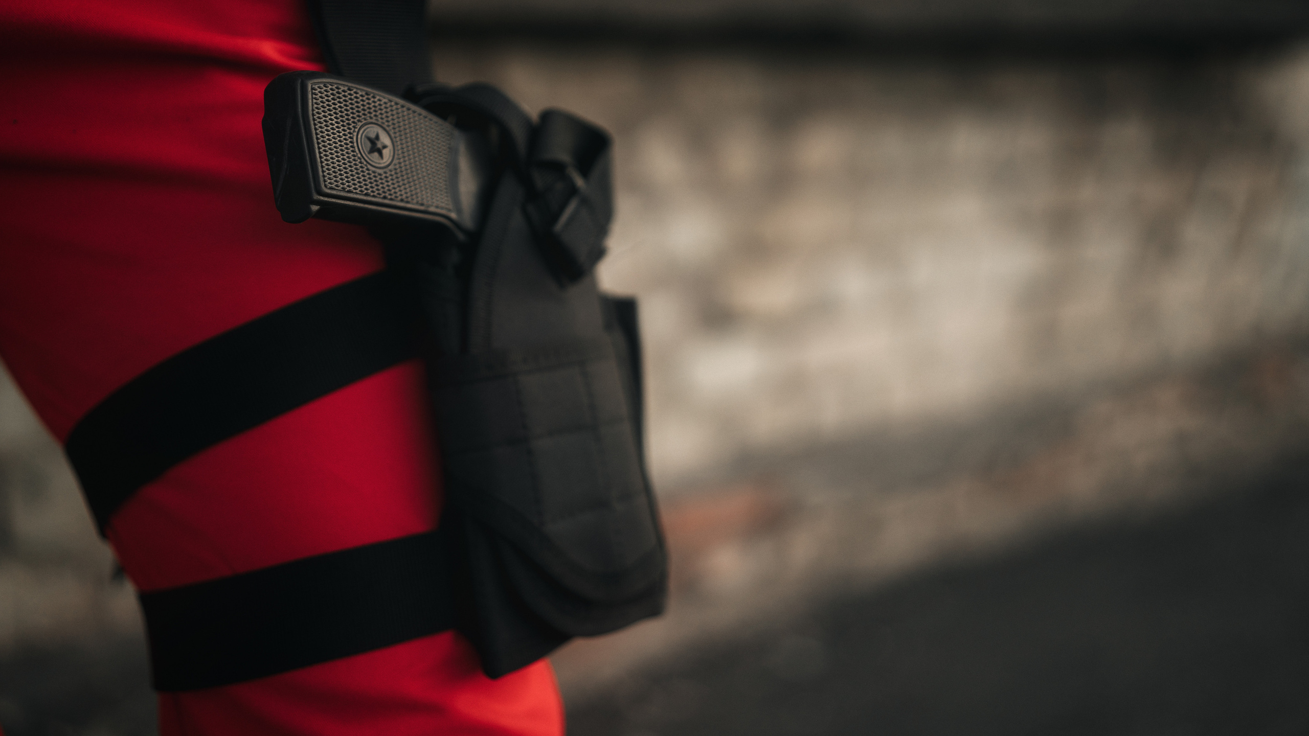 Фото пистолета на ноге.