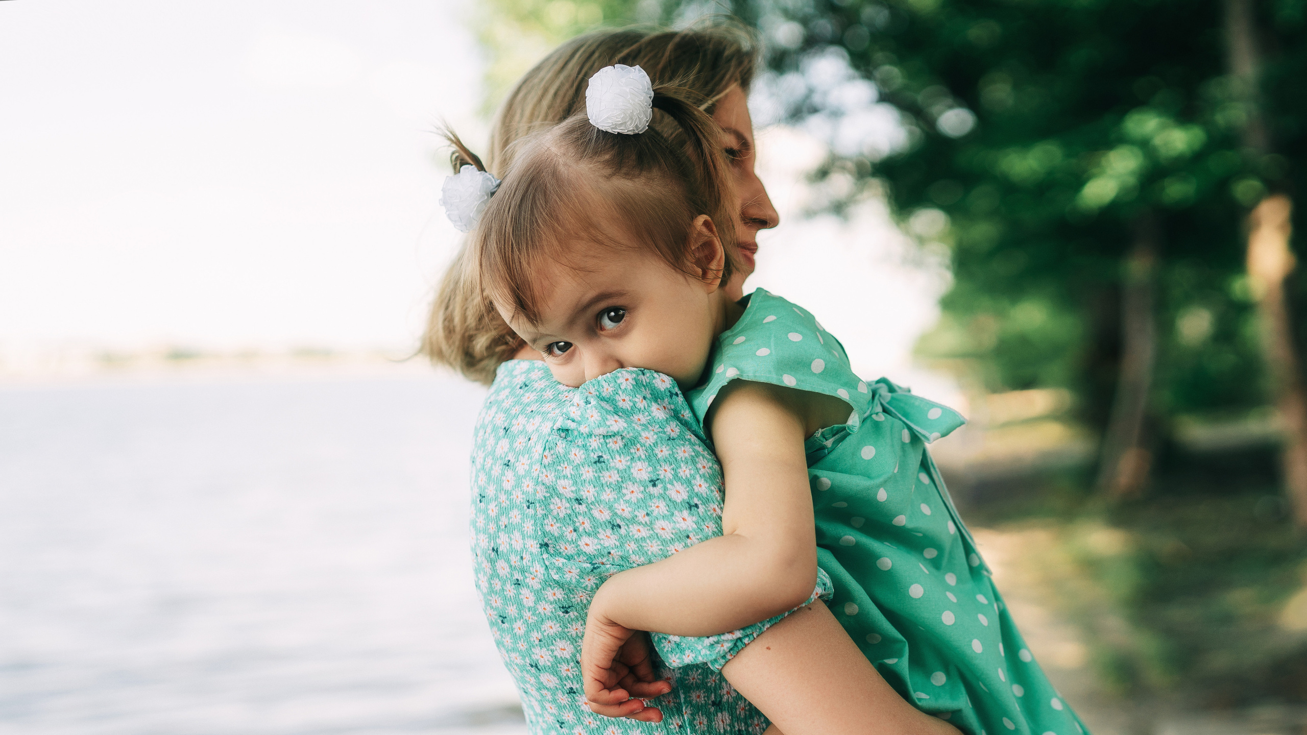 Мама обнимает свою дочку. Автор Роман Яковенко.