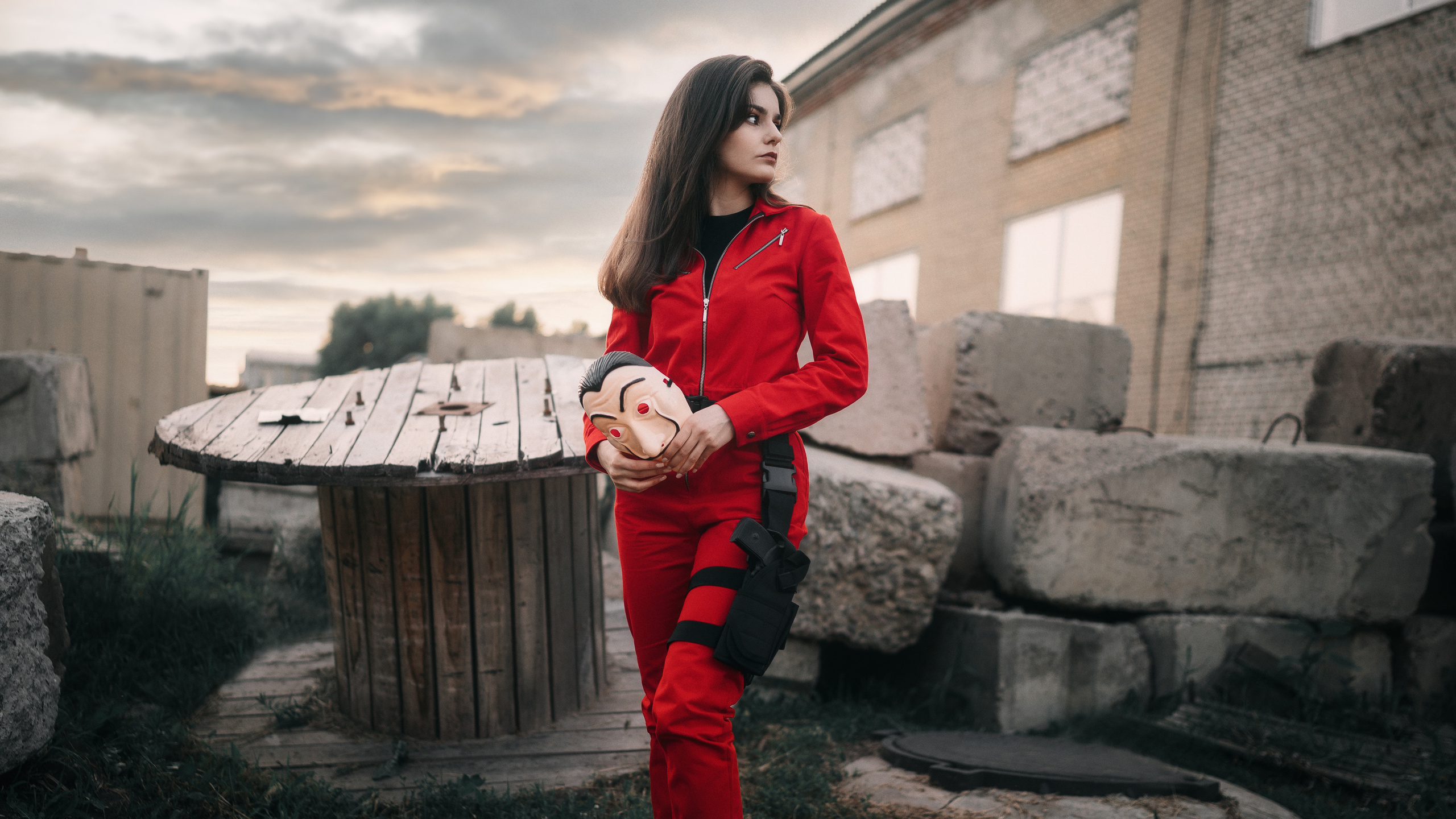 Девушка и маска из сериала "Бумажный дом". Фото Романа Яковенко.