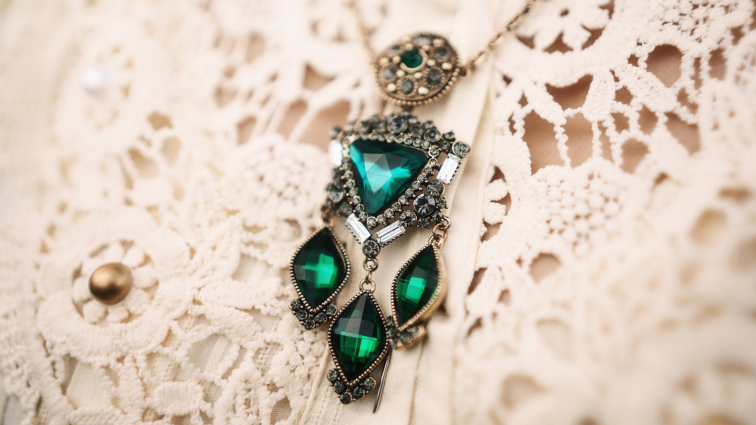 Красивый изумрудный кулон.