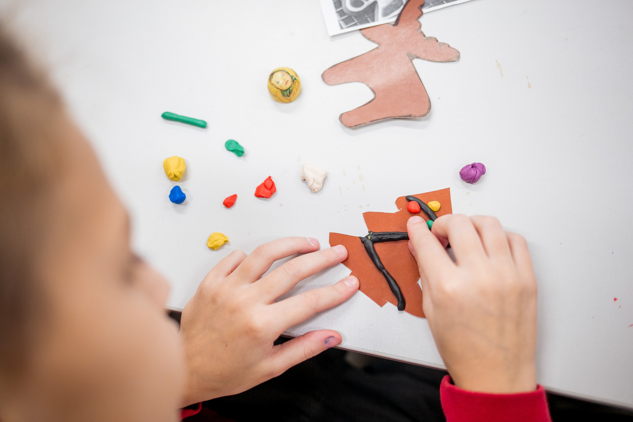 Школьники делают поделки к Новому году. Репортажный фотограф Борис Геер