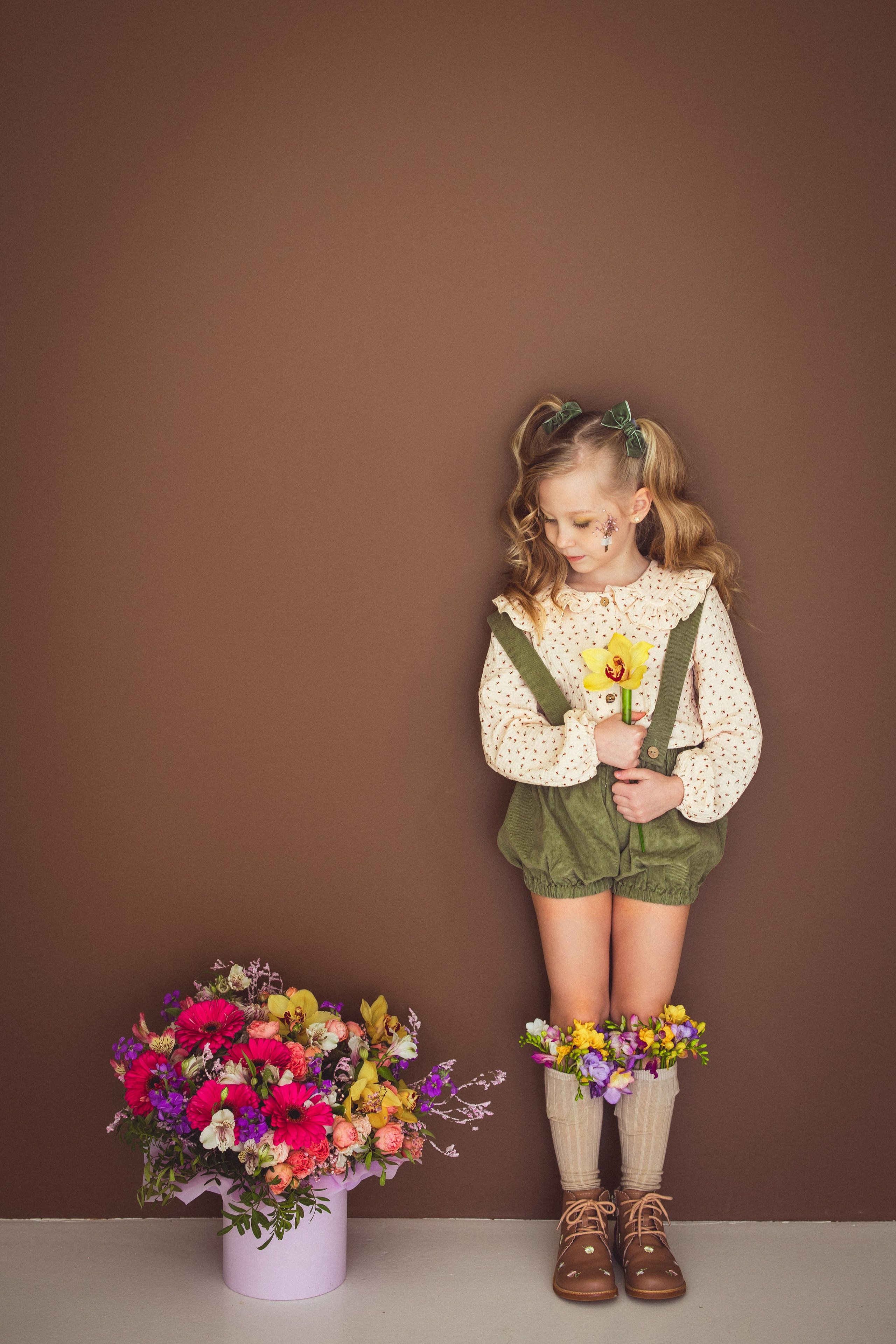 Фотосессия с ярким букетом цветов к 8 марта, 2024 г. Семейный и детский фотограф в Краснодаре Анна Трашкова