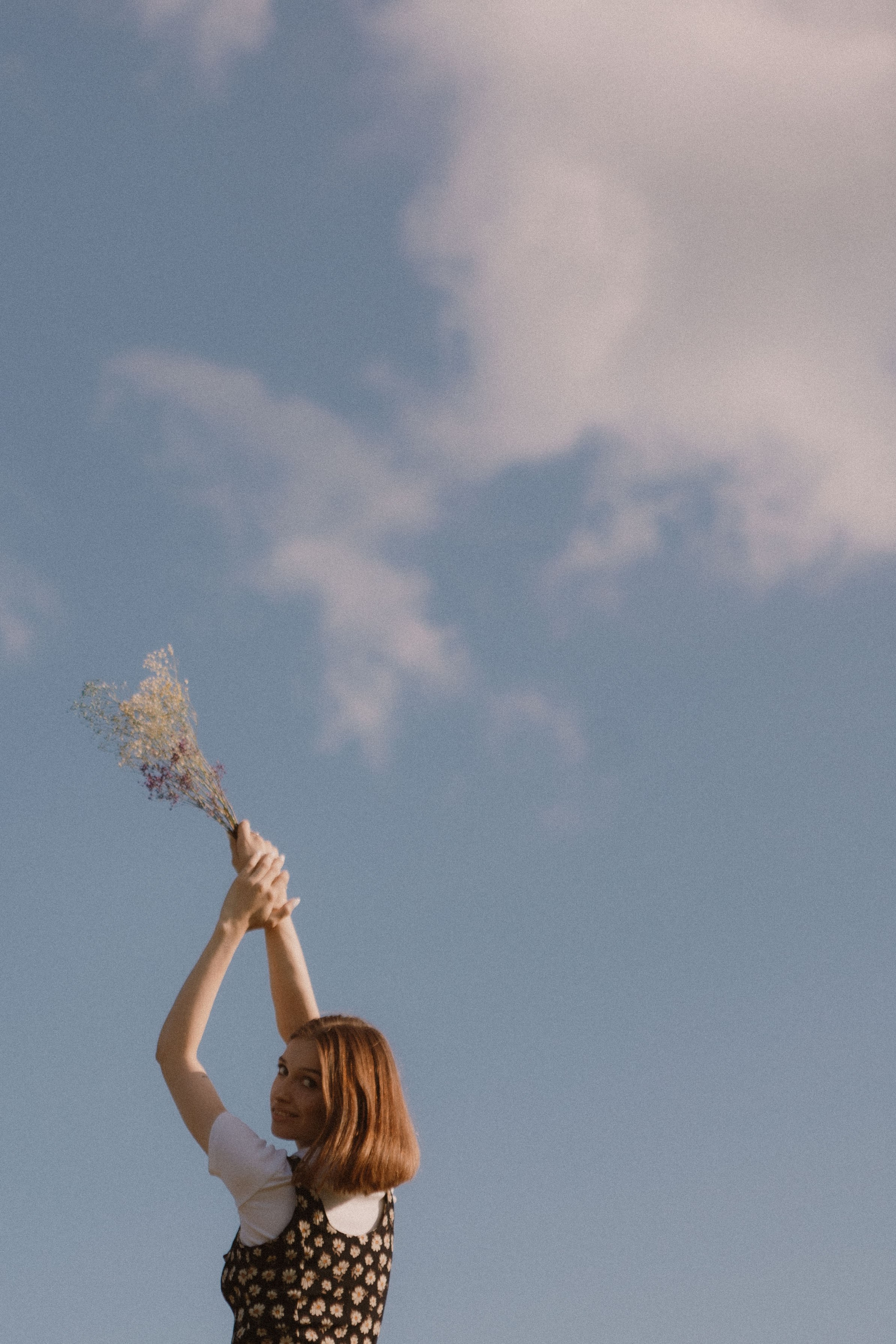 Летняя фотосессия в поле. Девушка в поле в кровати