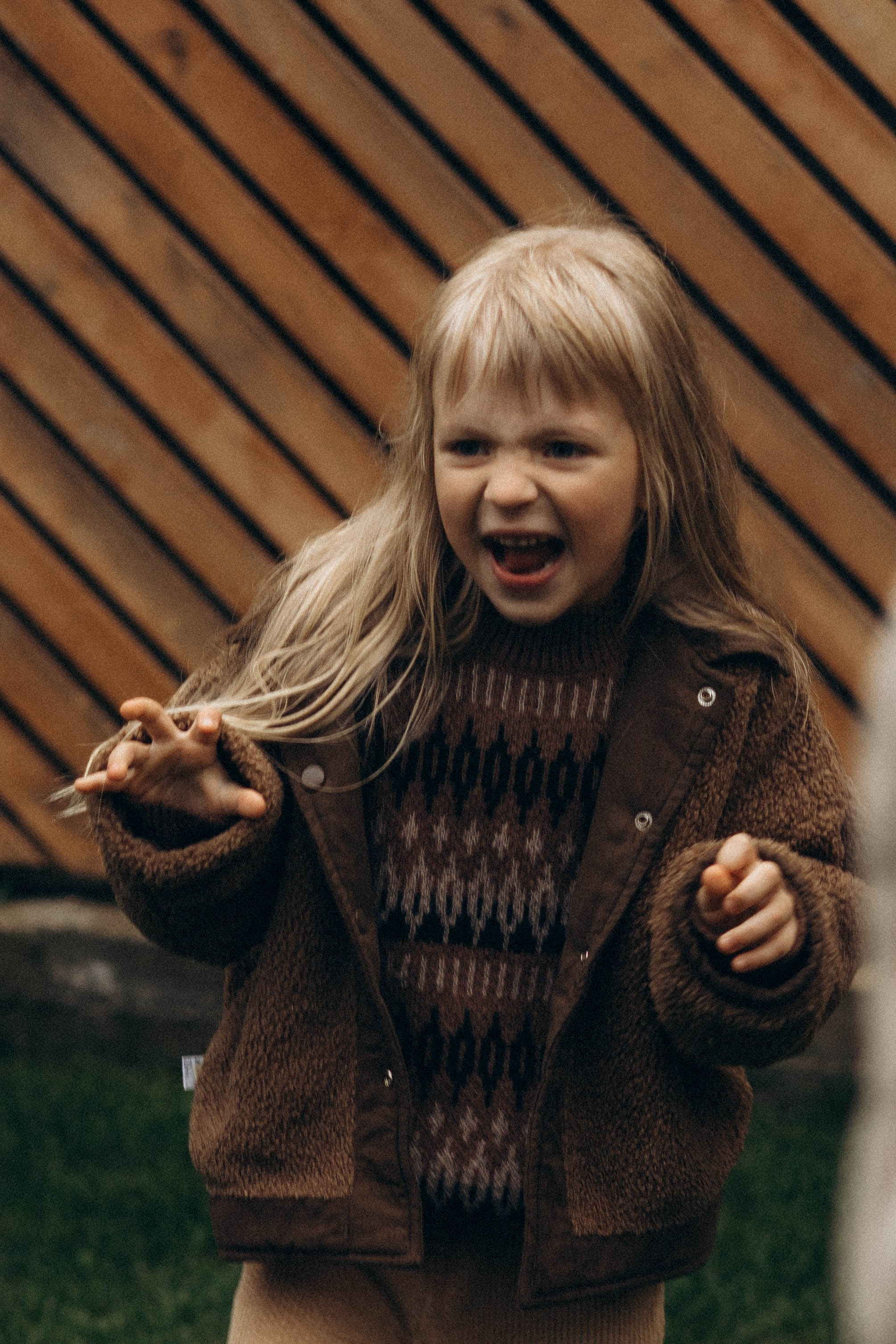Фотосессия у дома во дворе мама и дочка. Фотограф Екатеринбург Кокшарова Александра
