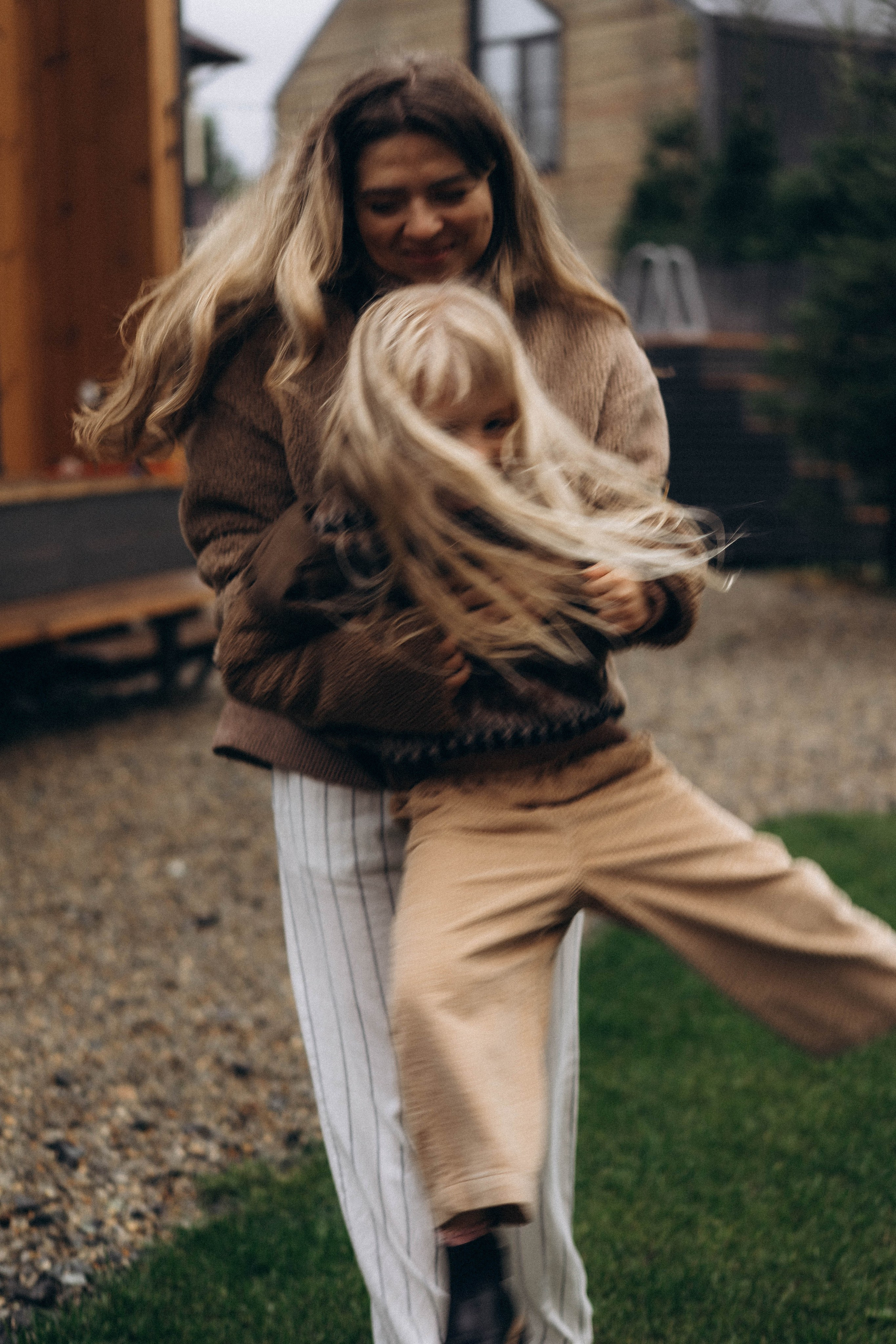 Фотосессия у дома во дворе мама и дочка. Фотограф Екатеринбург Кокшарова Александра