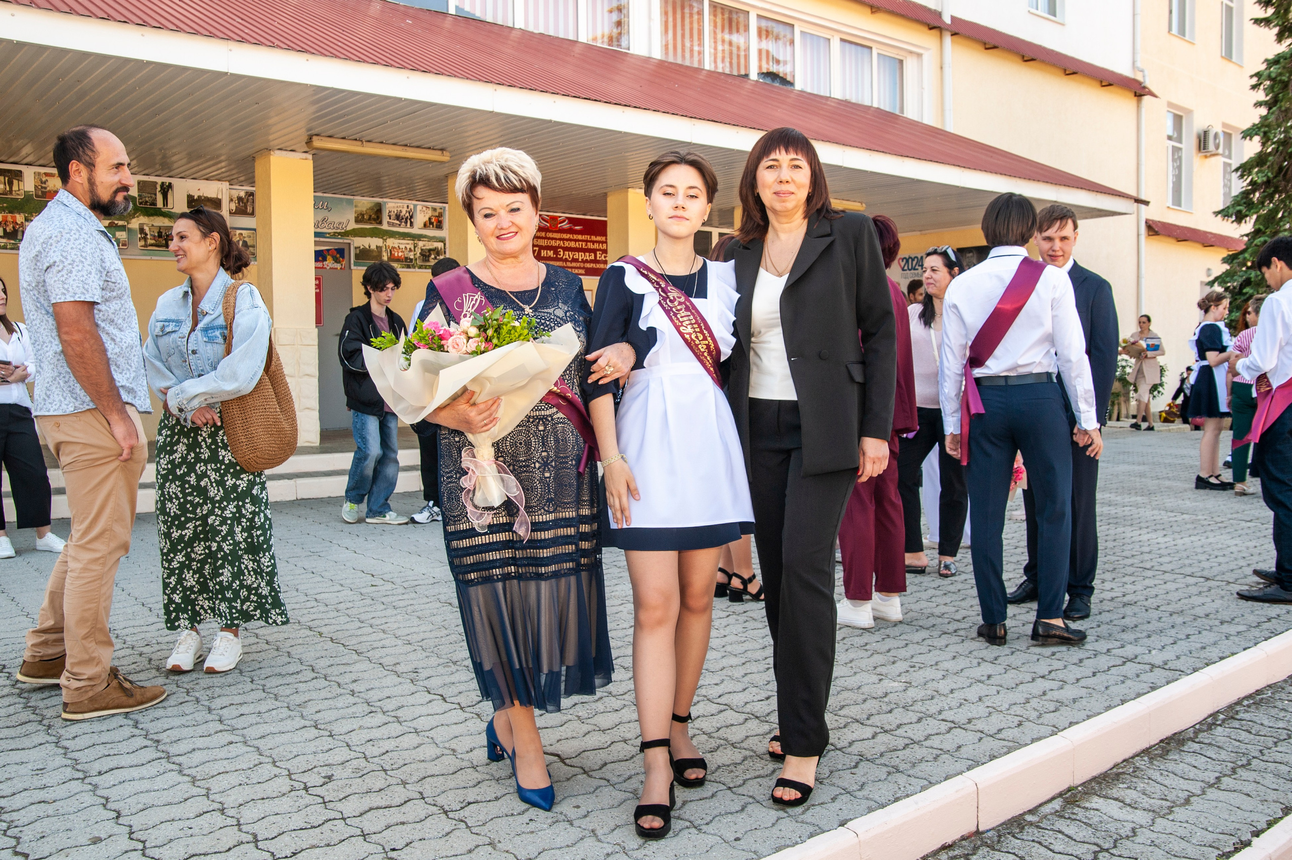 Последний Звонок МАОУ СОШ № 17 им. Эдуарда Есаяна — Архипо-Осиповка. Свадебный и семейный фотограф Денис Лукьянов в Краснодаре, Краснодарском крае и Республике Крым